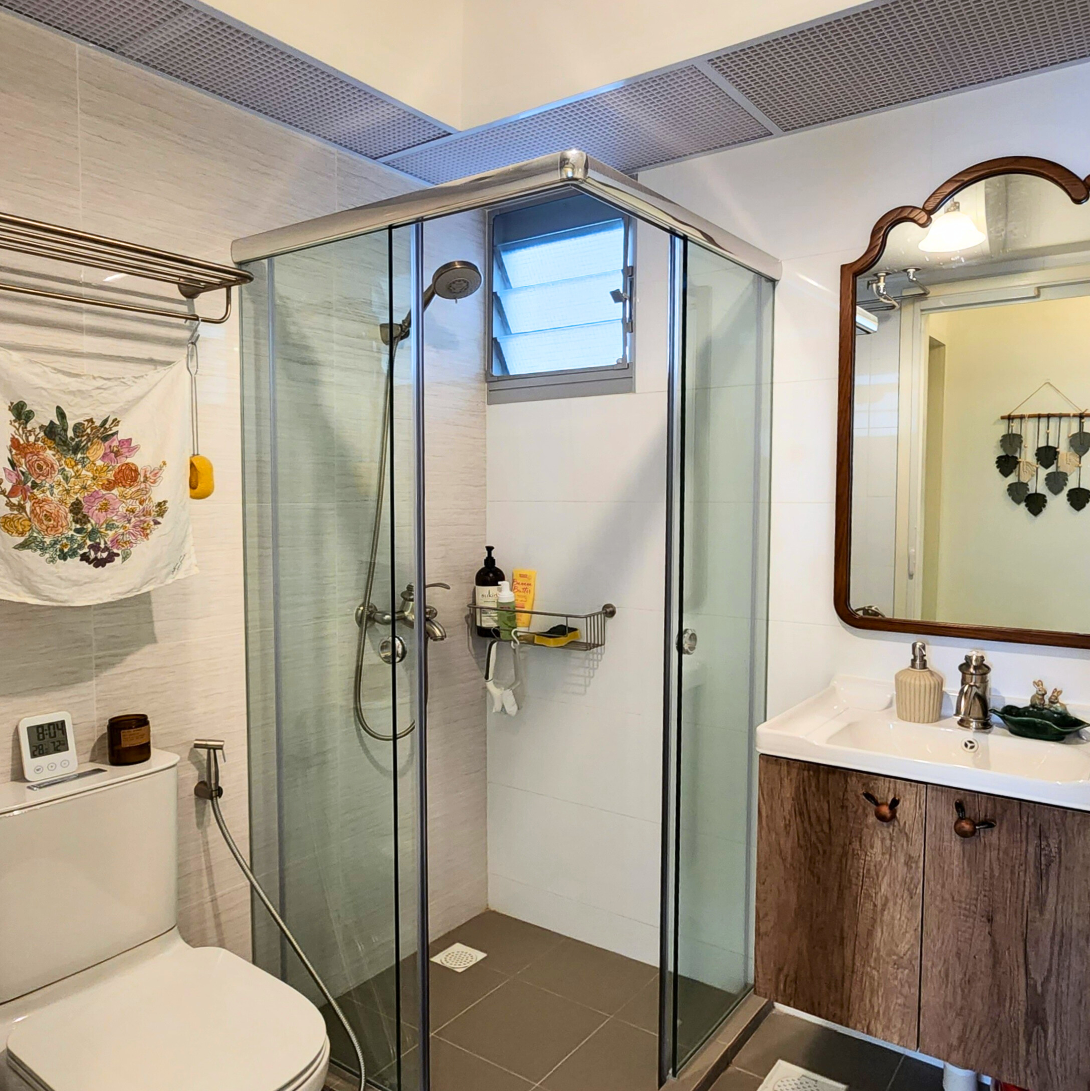 Come in, where it's always autumn (Zakka Vintage BTO) - Glass-enclosed shower with rainfall showerhead, white tiled walls