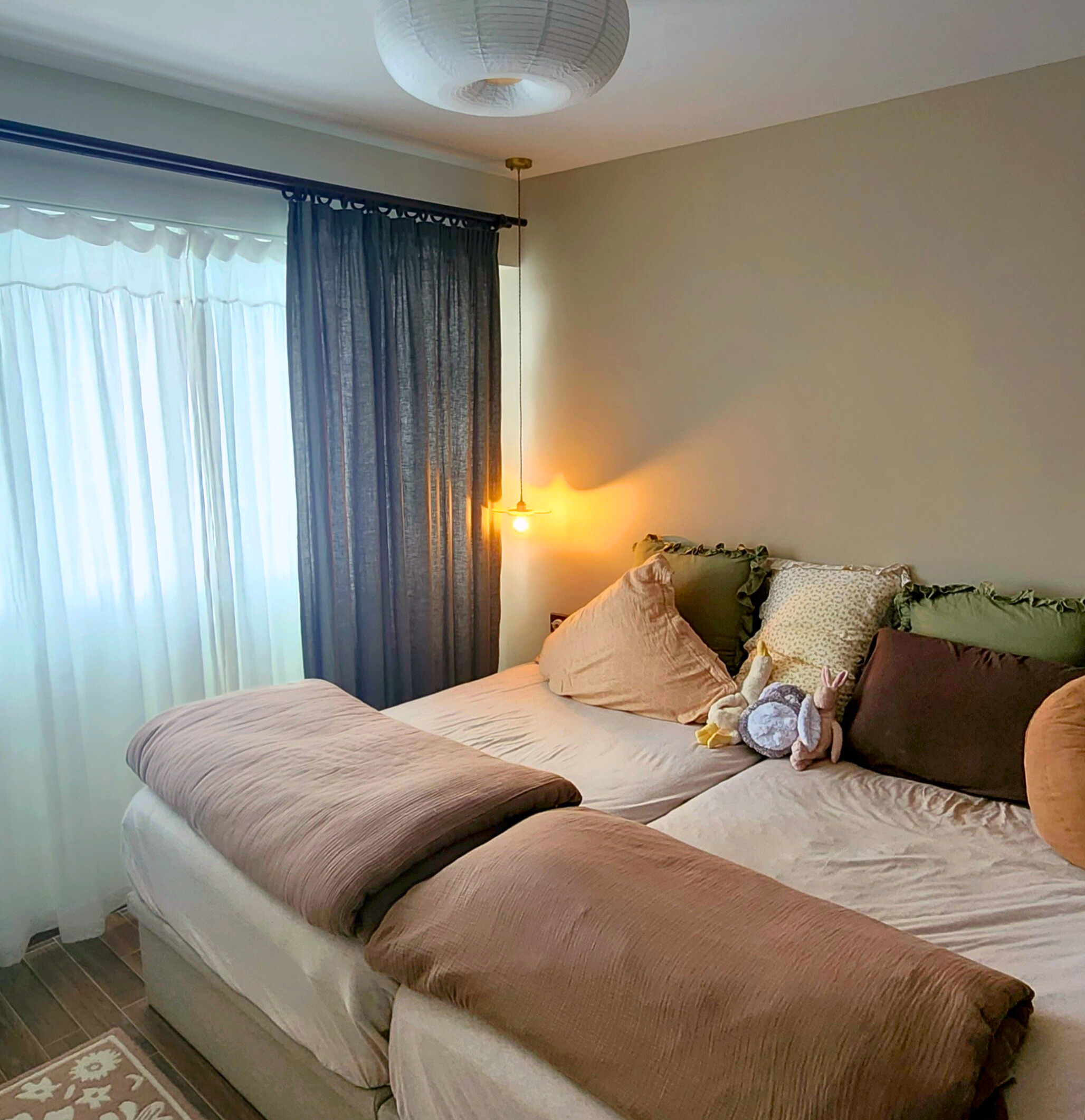 Come in, where it's always autumn (Zakka Vintage BTO) - Gentle morning light illuminates the room, soft shadows cast by the