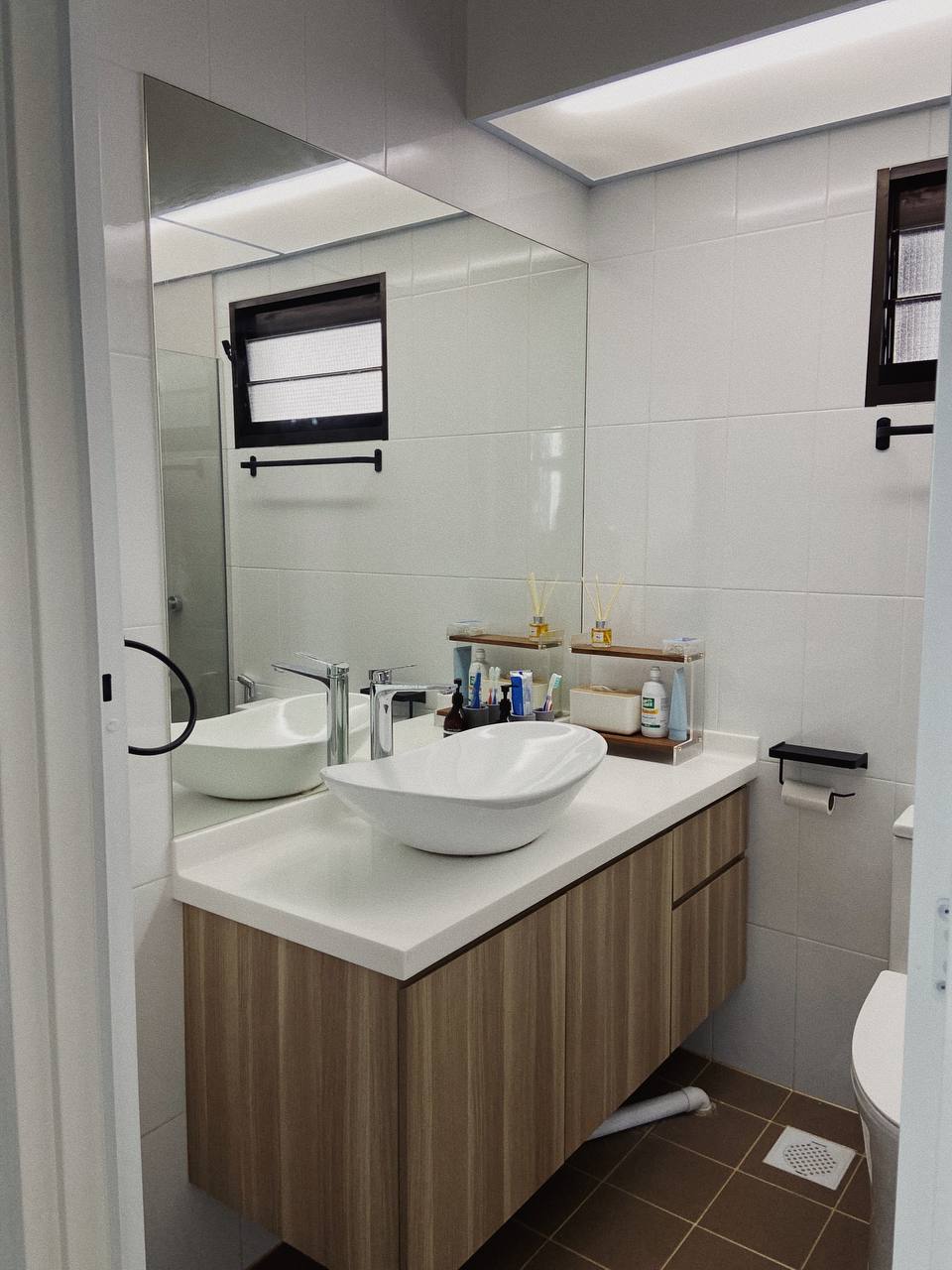 Mid-modern century with hand-me-down built-ins - Modern minimalist bathroom, sleek vanity, floating sink, white countertop