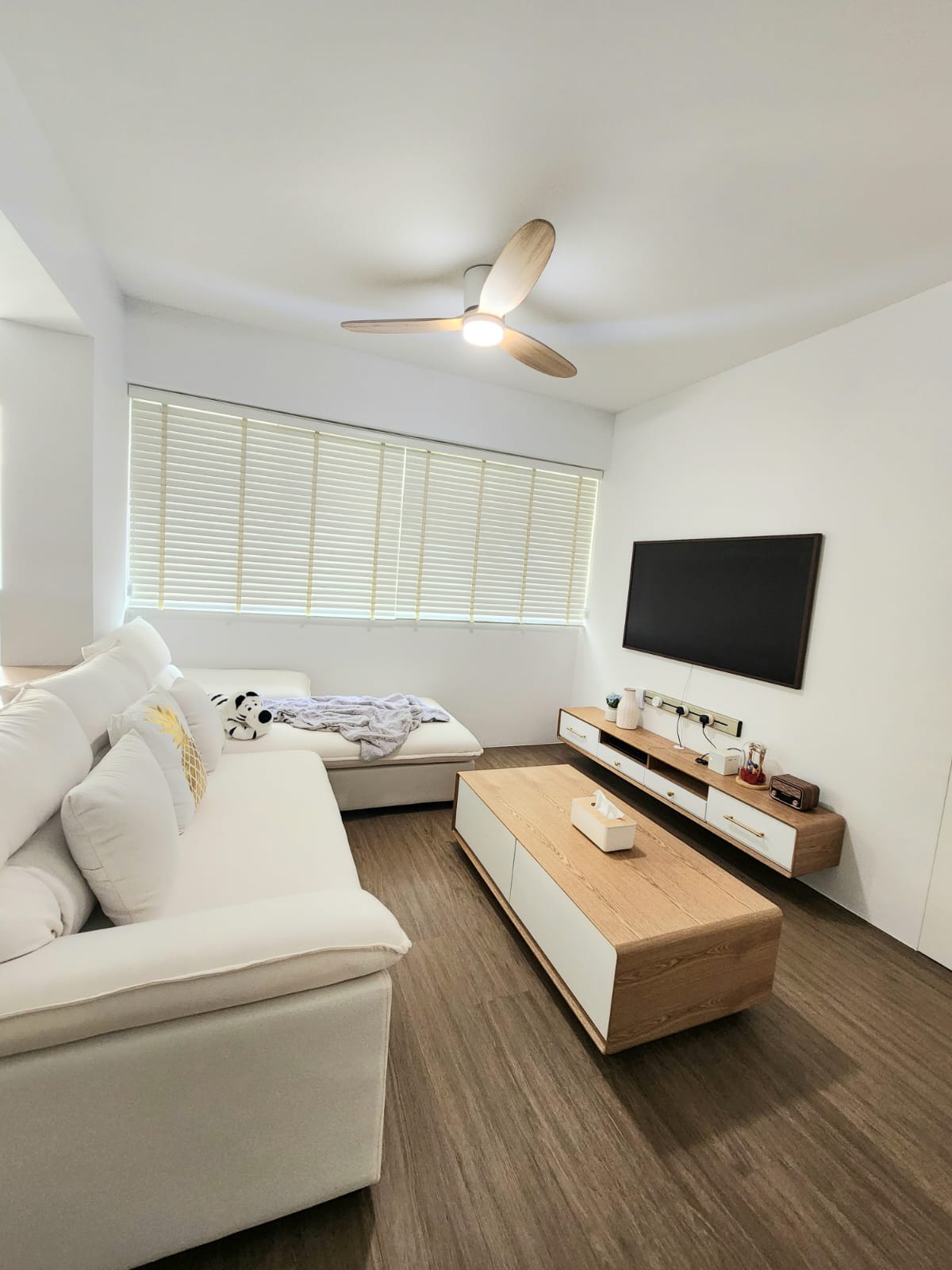 Living in our dream Wang Gong  - Modern minimalist living room, cozy seating area, white sofa, wooden coffee table