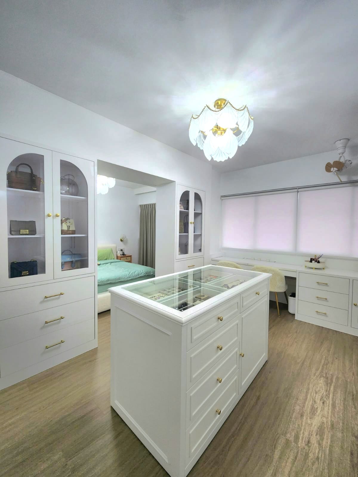 Living in our dream Wang Gong  - White bedroom with glass display cabinet, built-in wardrobes, vanity table, wooden flooring