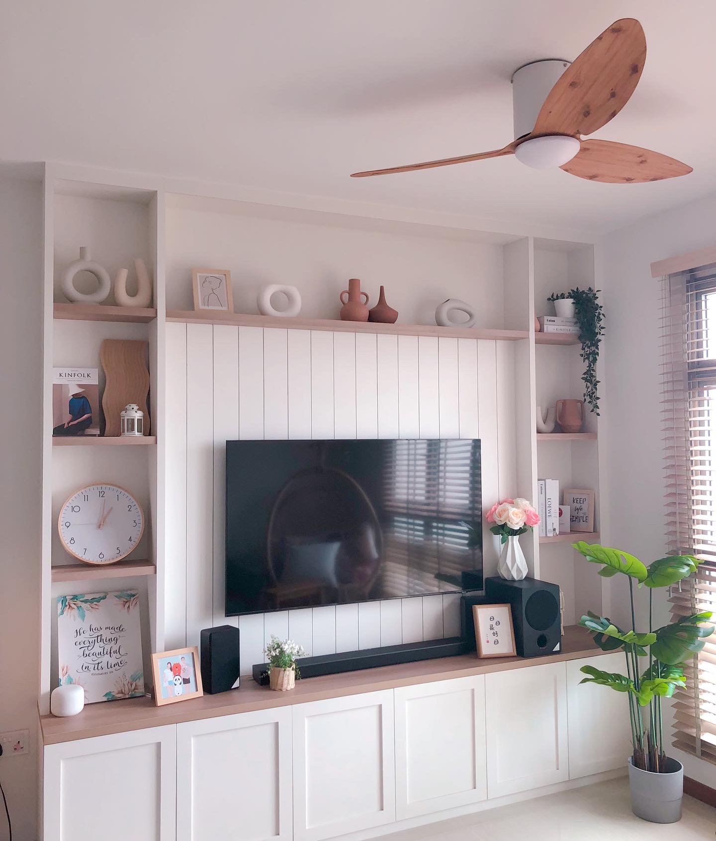 Living room: Multifunctional space that changes through the seasons  - Wooden ceiling fan, white wall, modern decor