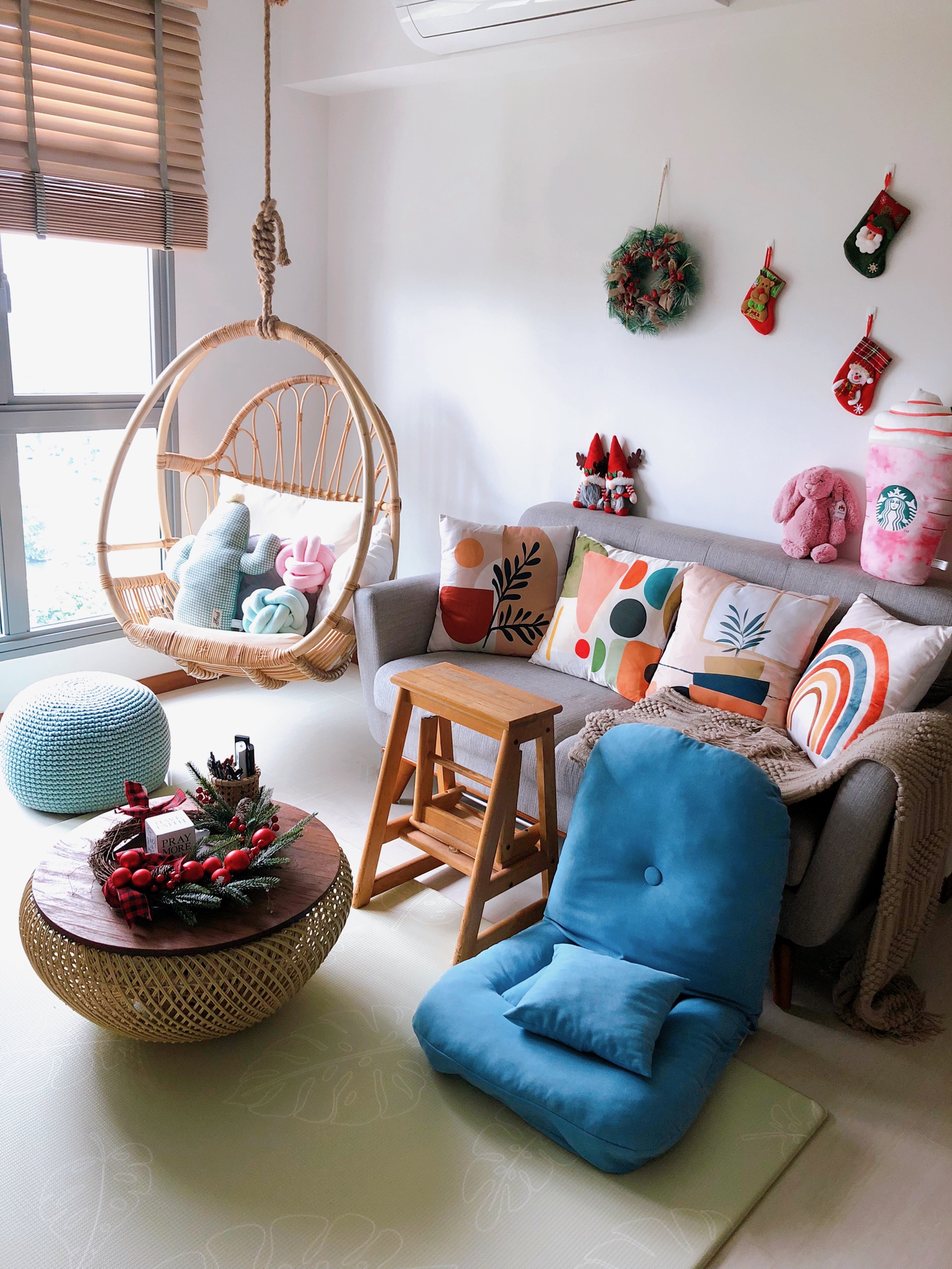 Living room: Multifunctional space that changes through the seasons  - woven rattan baby swing, cozy living room, festive
