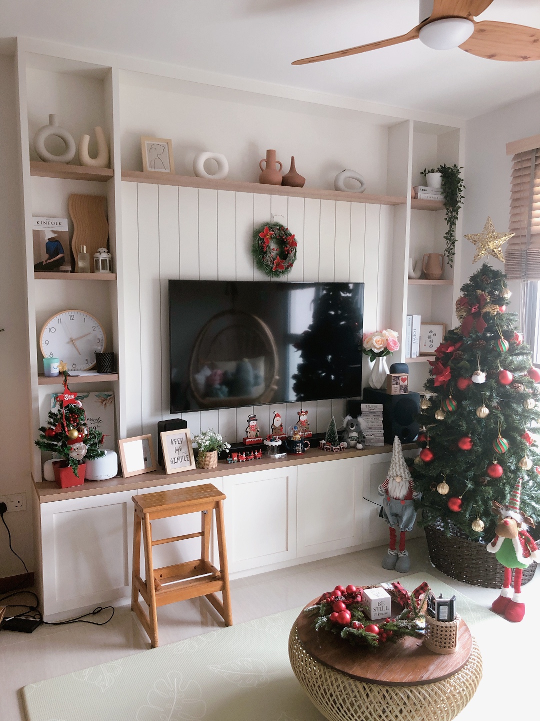 Living room: Multifunctional space that changes through the seasons  - Christmas tree, festive decorations, wall-mounted TV