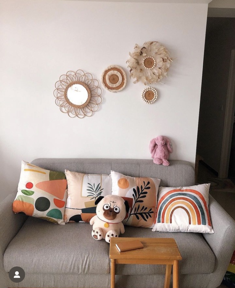 Living room: Multifunctional space that changes through the seasons  - Wall art, decorative pillows, geometric pattern