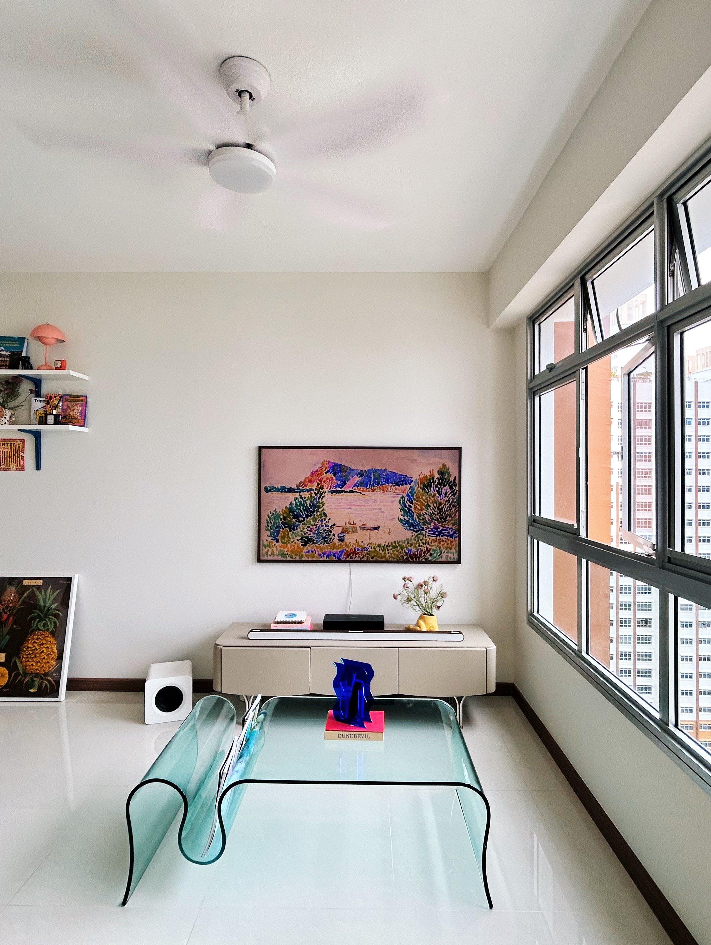 Creating our cosy and vibrant living room - Modern living room with large windows, minimalist design, contemporary art