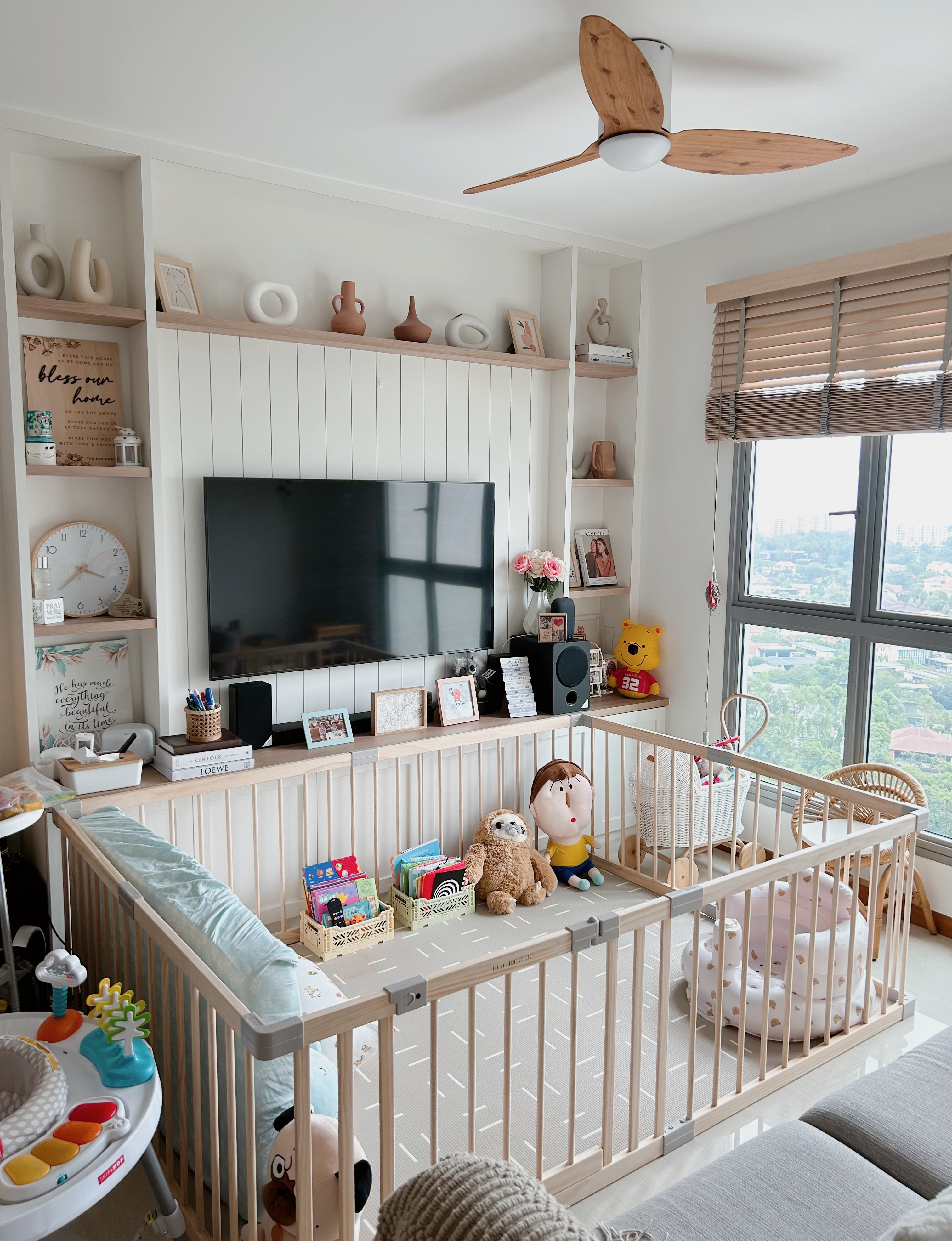 Living room: Multifunctional space that changes through the seasons  - Modern living room with wooden accents, minimalist