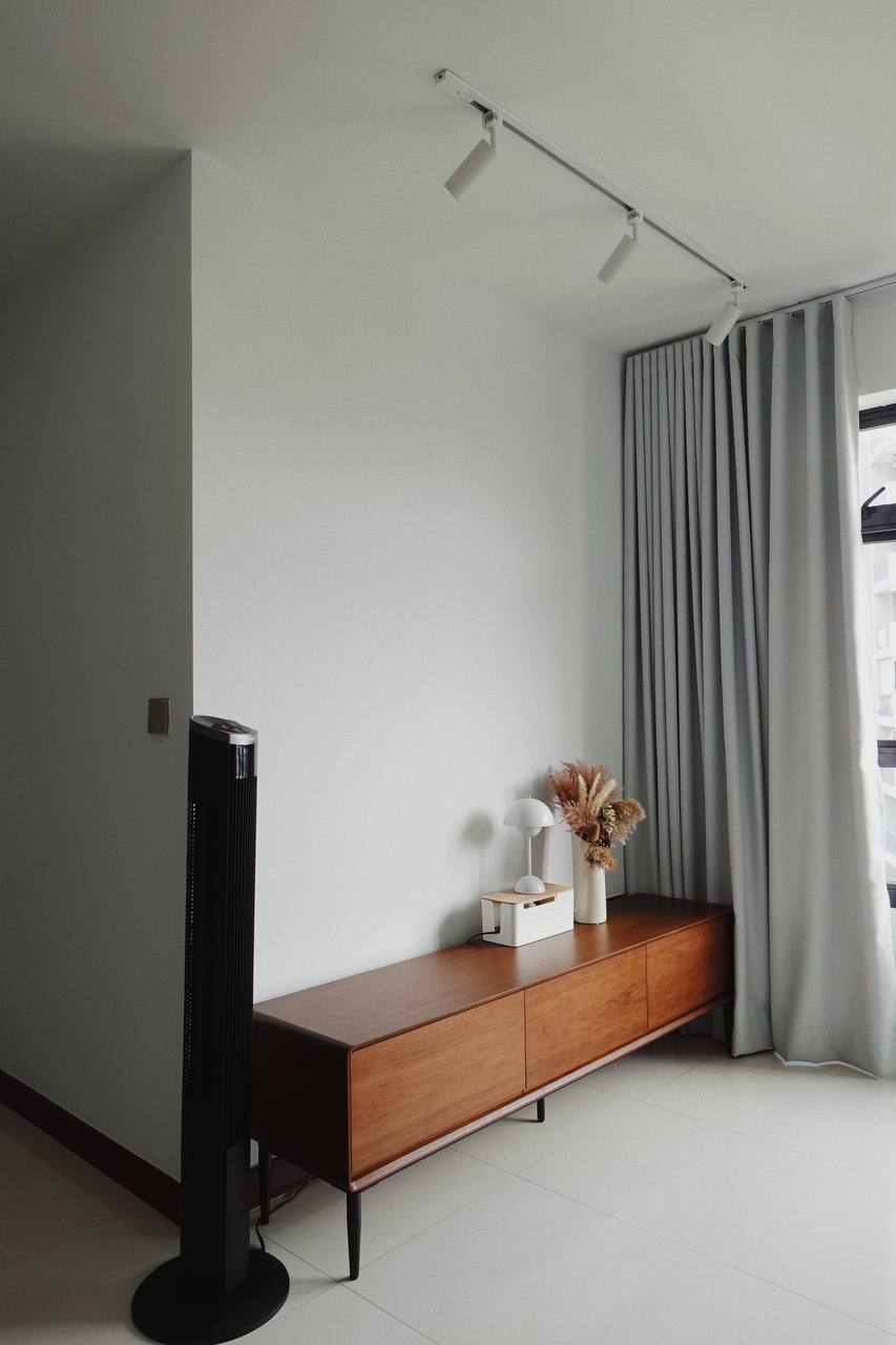 Mid-Century Minimalism: Our Cosy Versatile Living Space - Wooden bench, minimalist decor, modern interior, sleek design