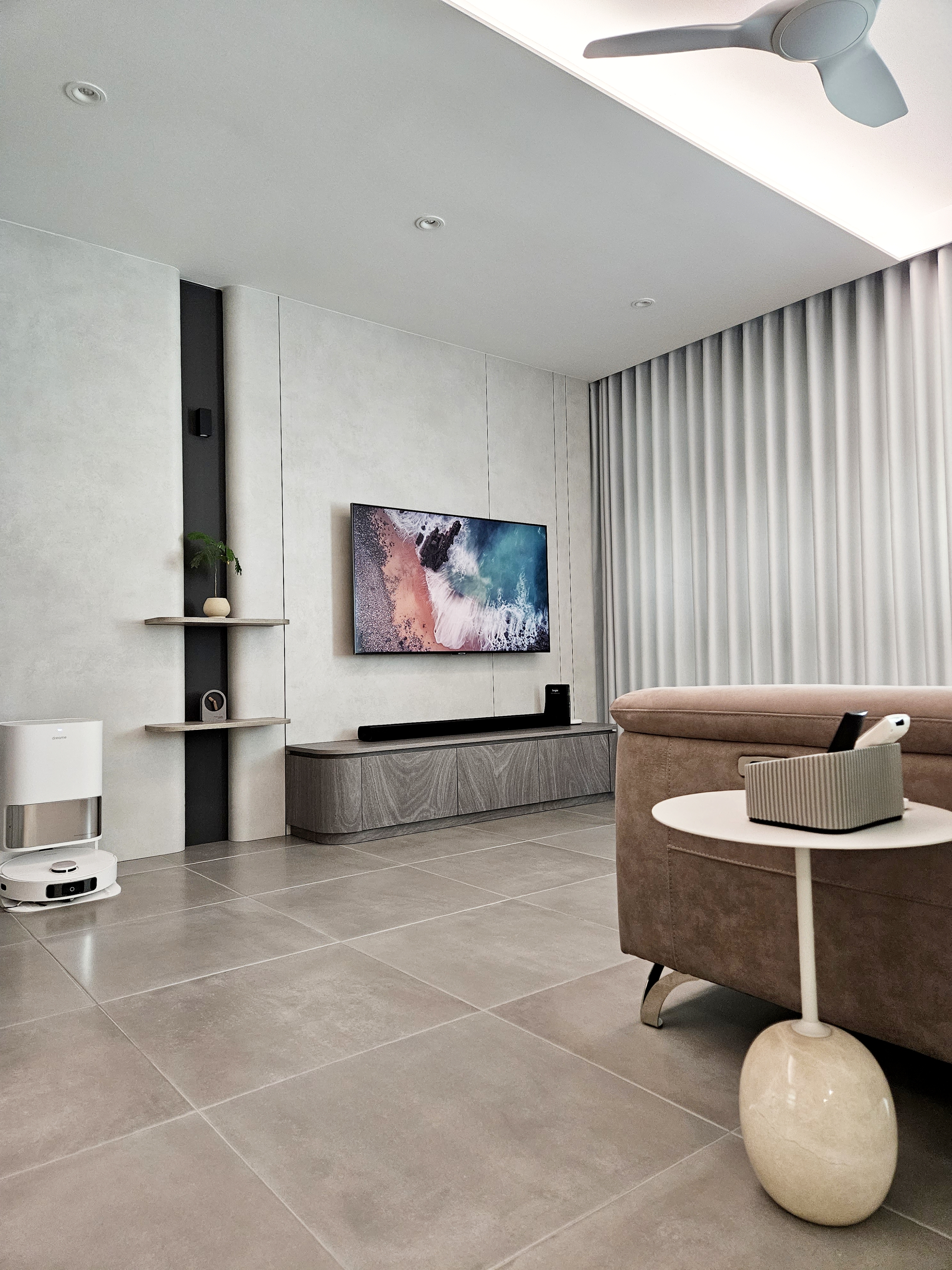 Clutter-Free-And-Cozy-Living-Room