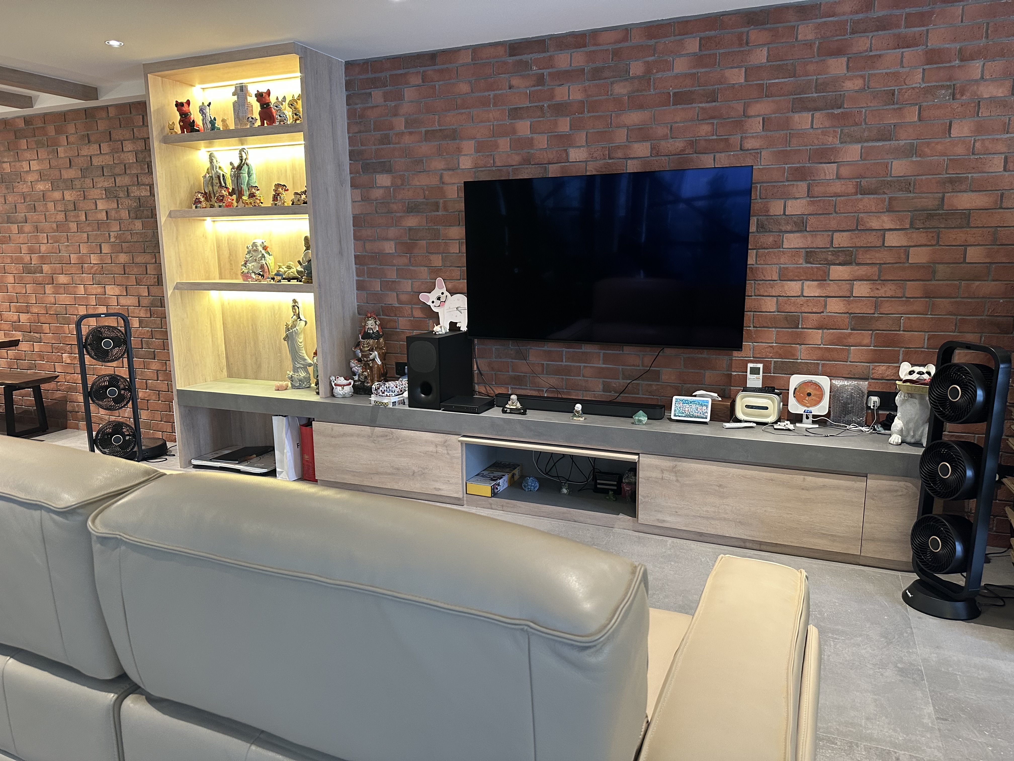 Introducing the Living Room of resort.d.lala - brick wall living room, modern decor, cozy atmosphere, beige leather sofa
