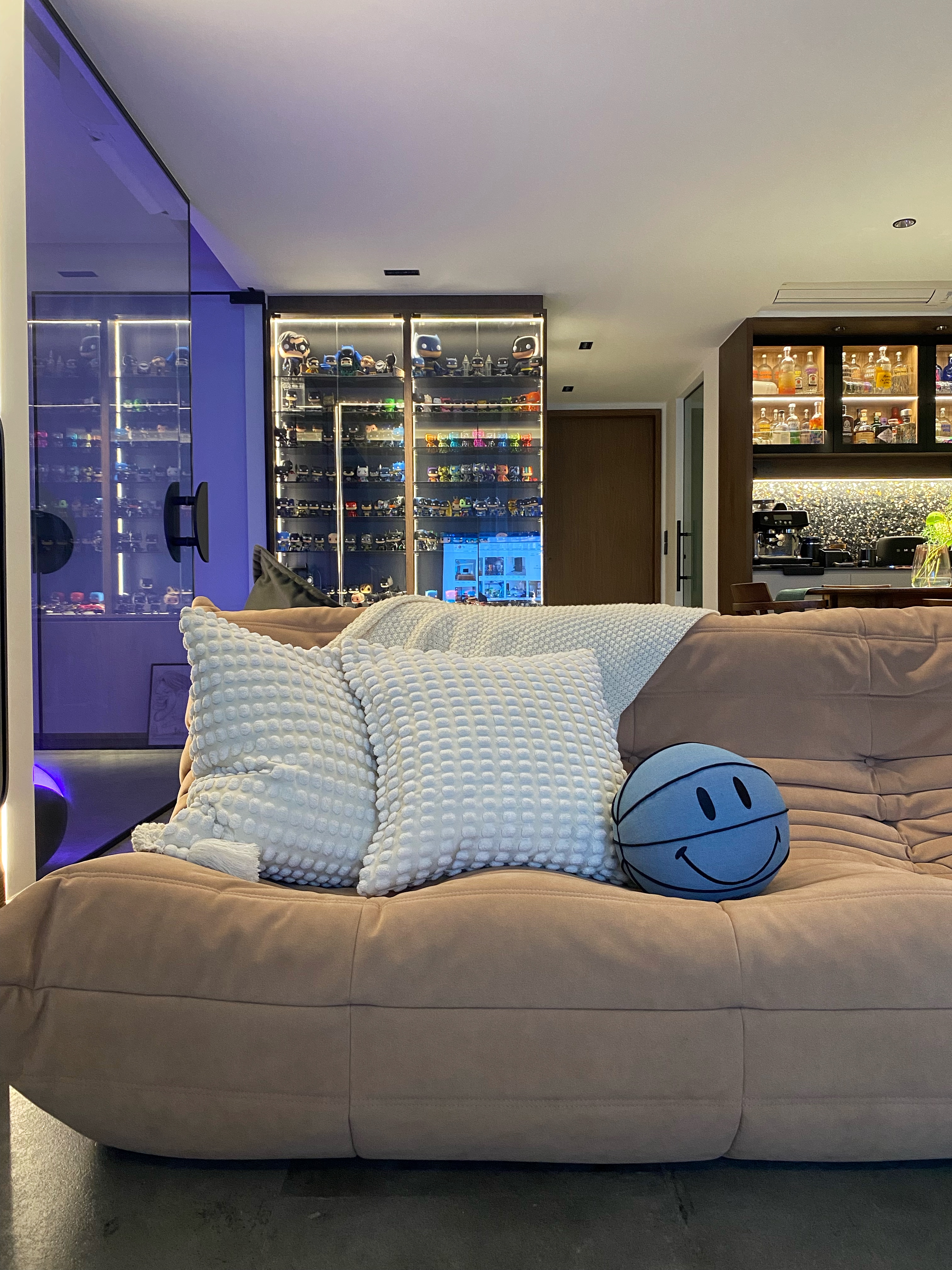 Integrating the living, dining, study and kitchen space into one