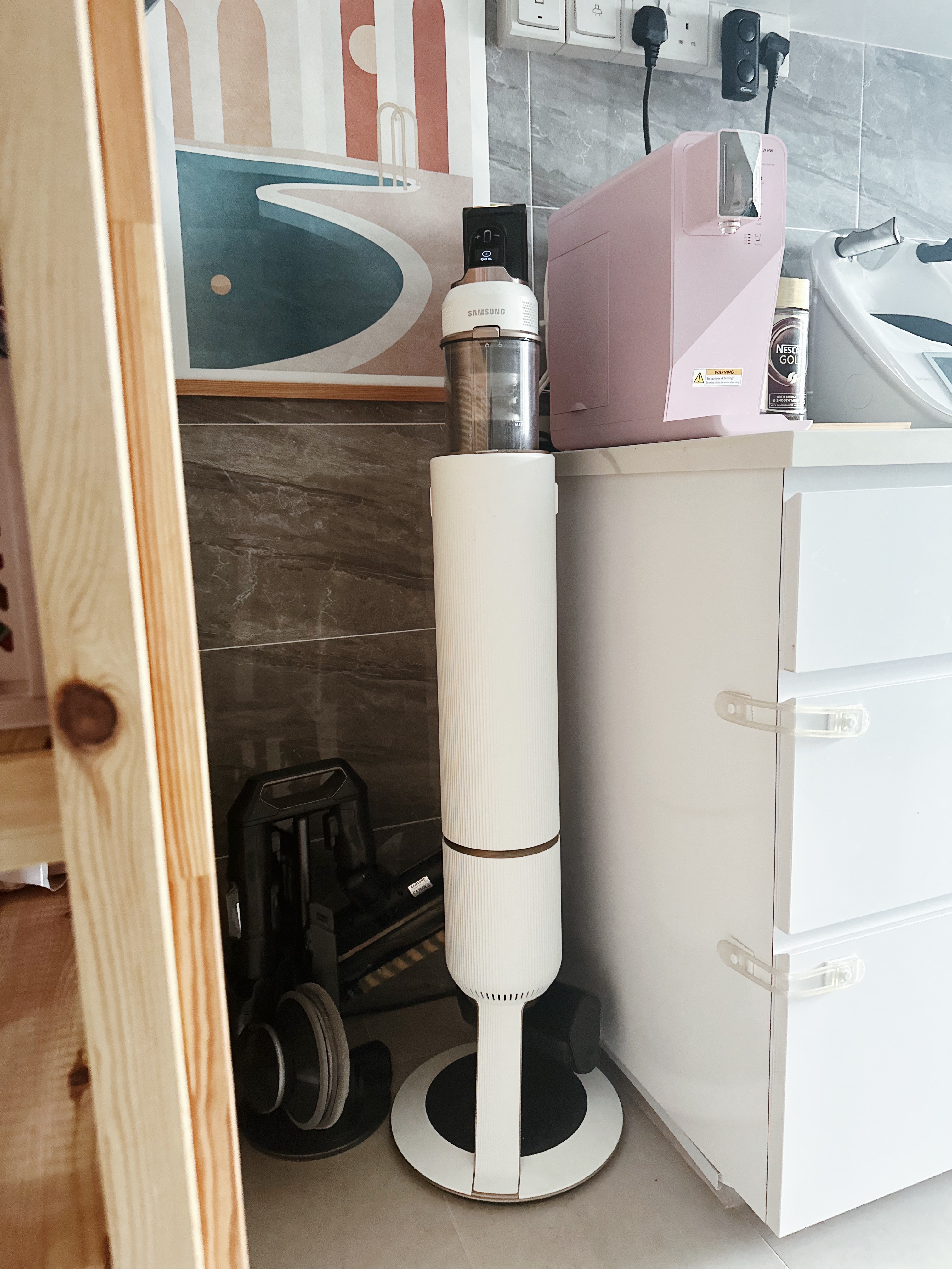 Samsung Bespoke, Bespokes! - smart home device, vacuum cleaner, kitchen appliance, white cylindrical, modern design