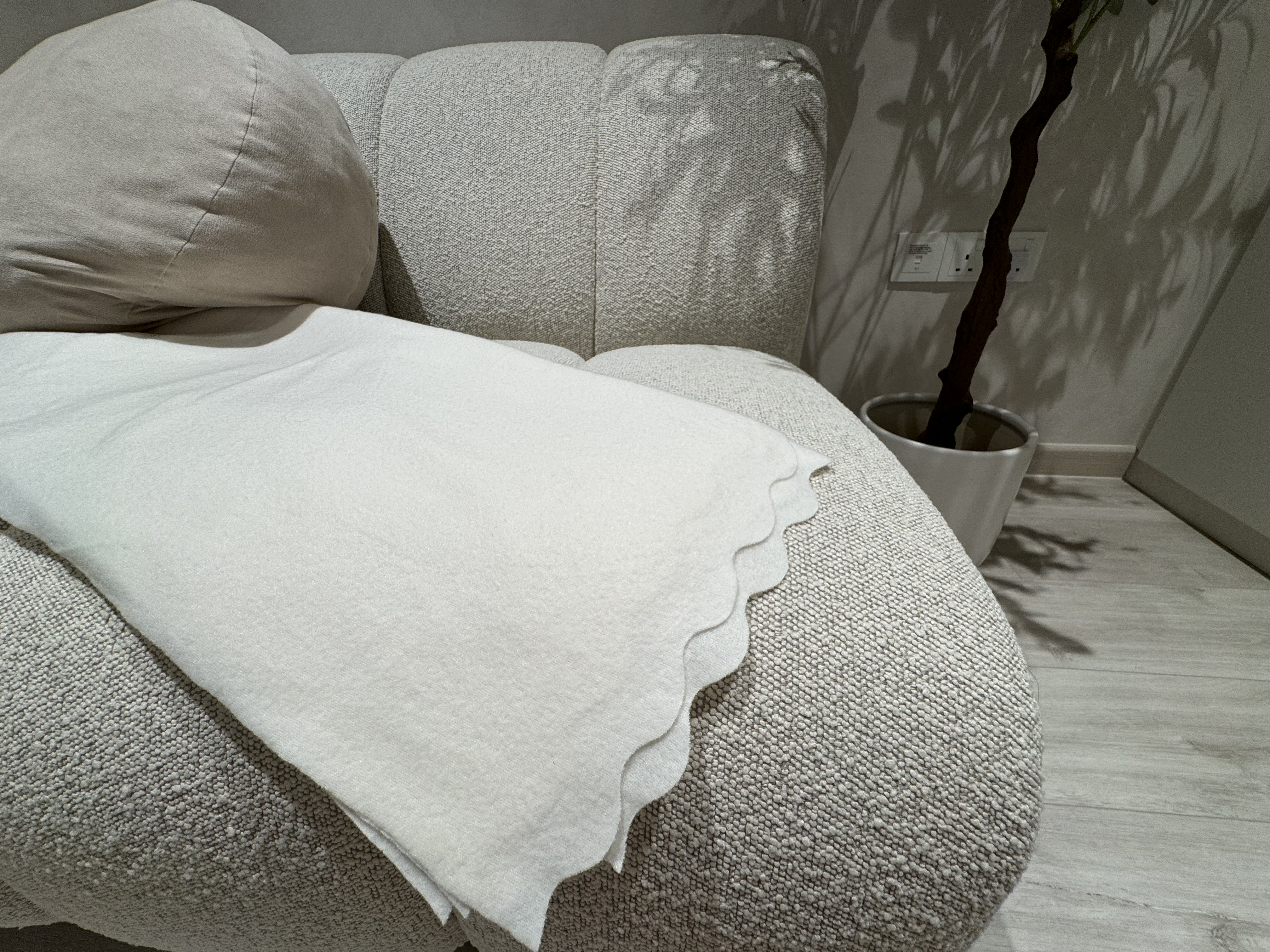 Love (our living room’s) curves & all (it’s) edges ❤️ - Light gray sofa, textured fabric, cozy cushions, white throw blanket