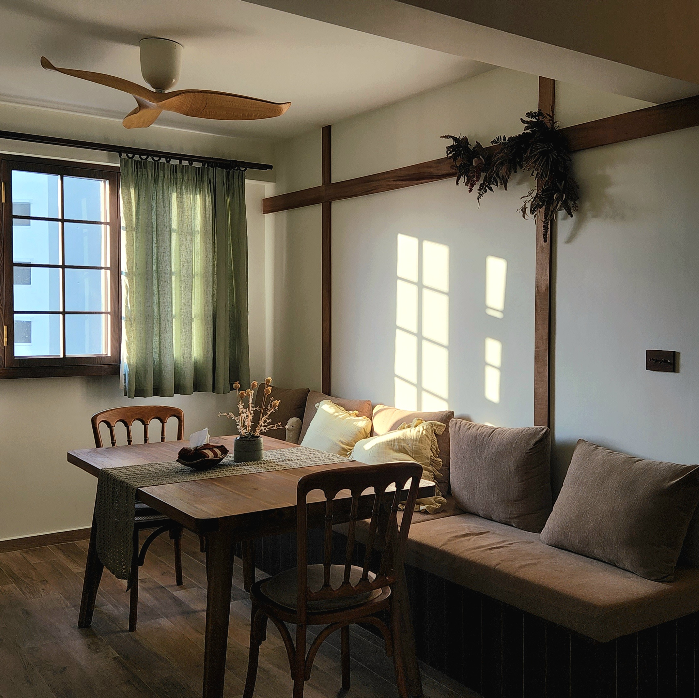 Gather-here:-Living-and-dining-in-the-same-space