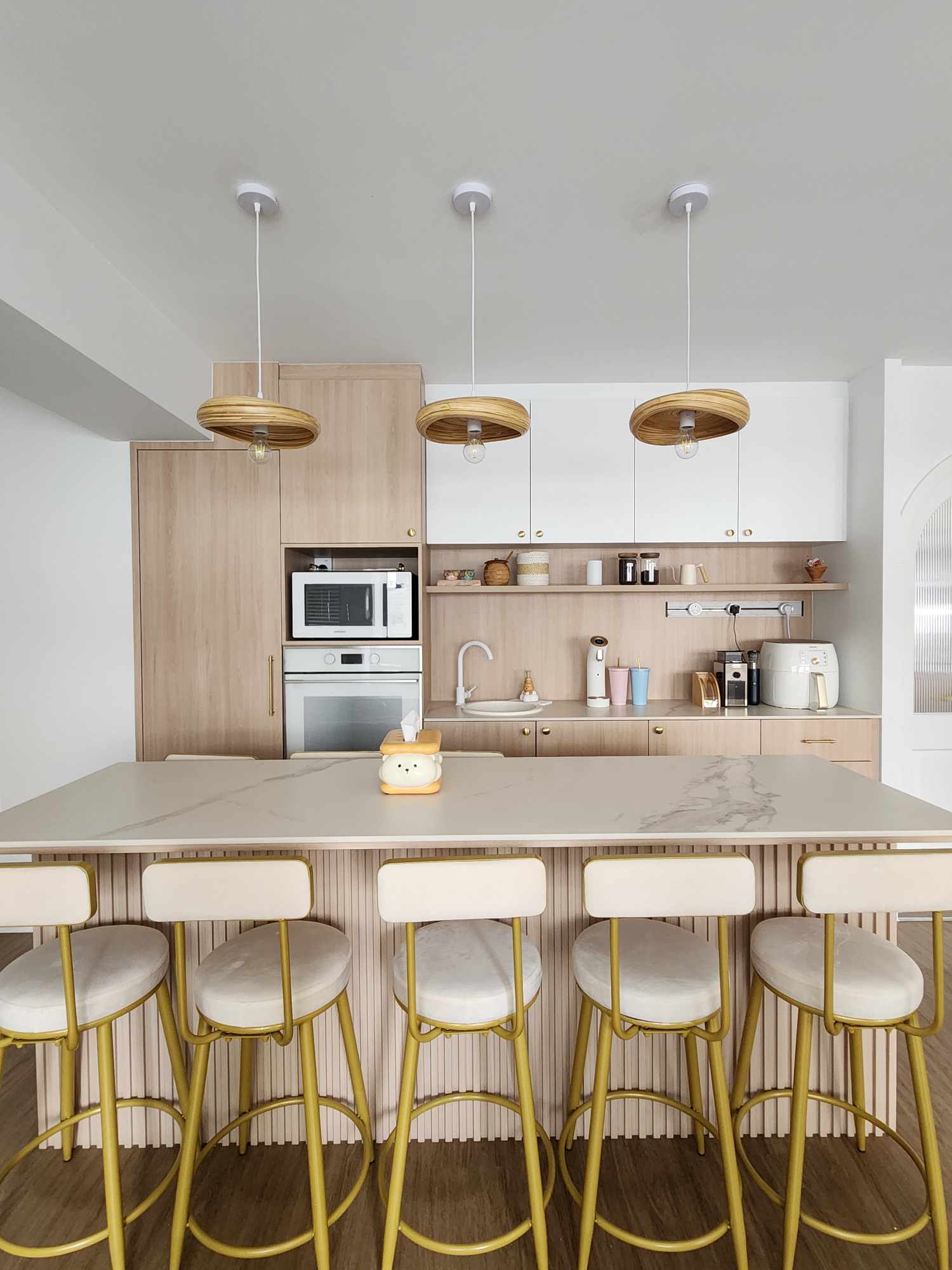 Our cozy dining space with a dry kitchen  - Wooden kitchen cabinetry, modern pendant lights, marble island, white appliances