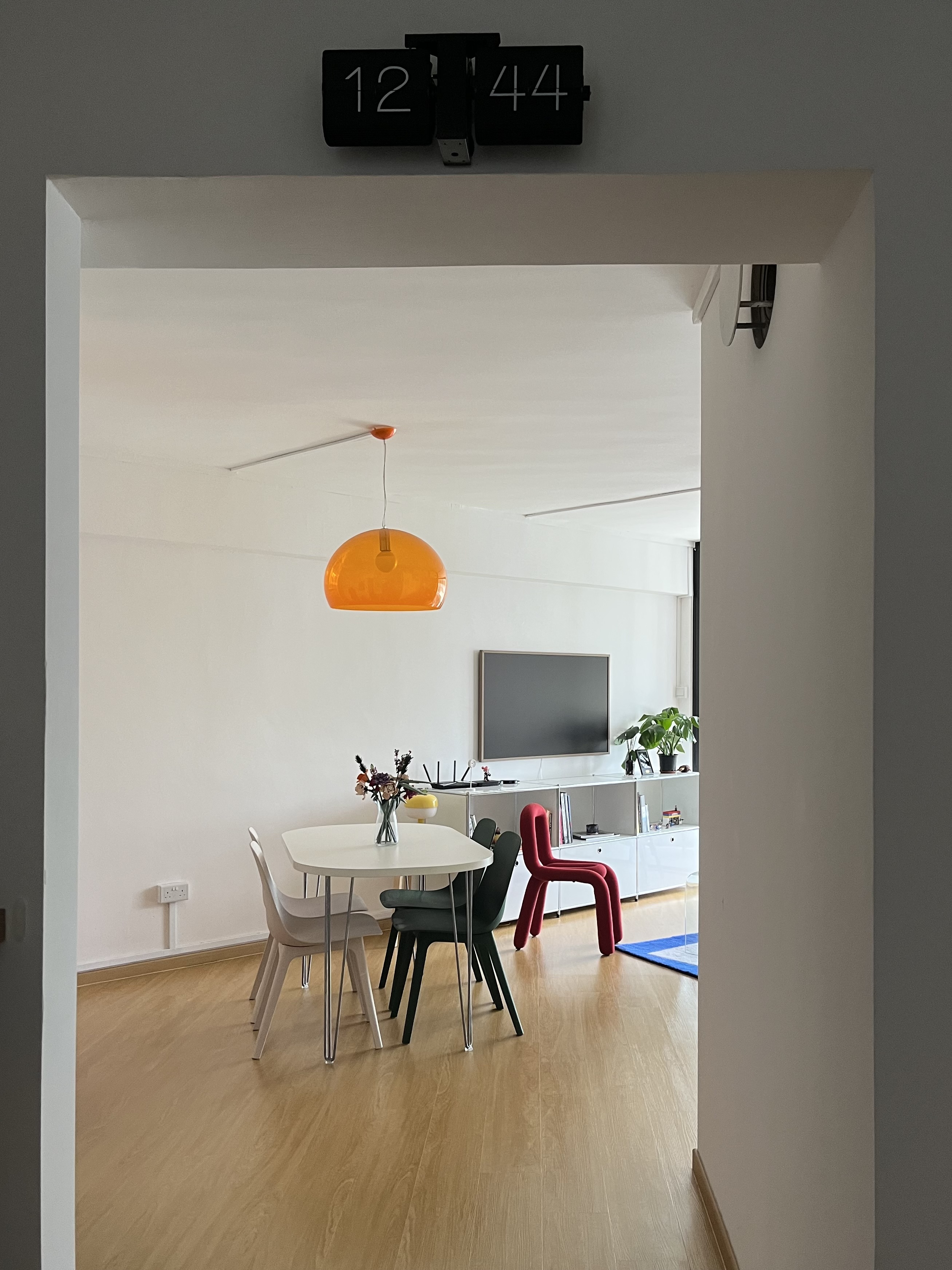 Cats,-Work,-and-Dining:-The-Ultimate-Combo-Space