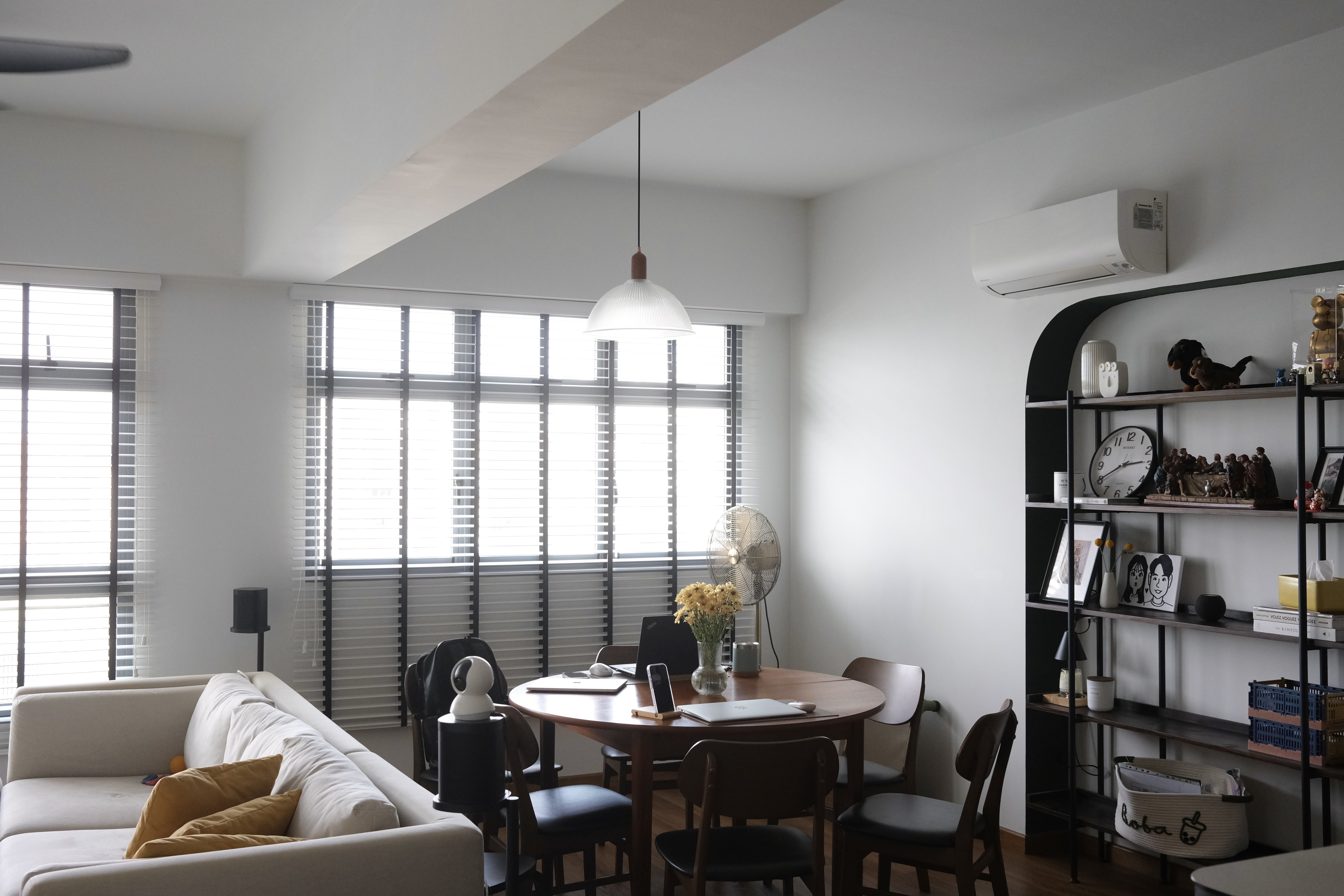 Small Spaces | Optimising the space - Modern living room with large windows, white and black color scheme, minimalist