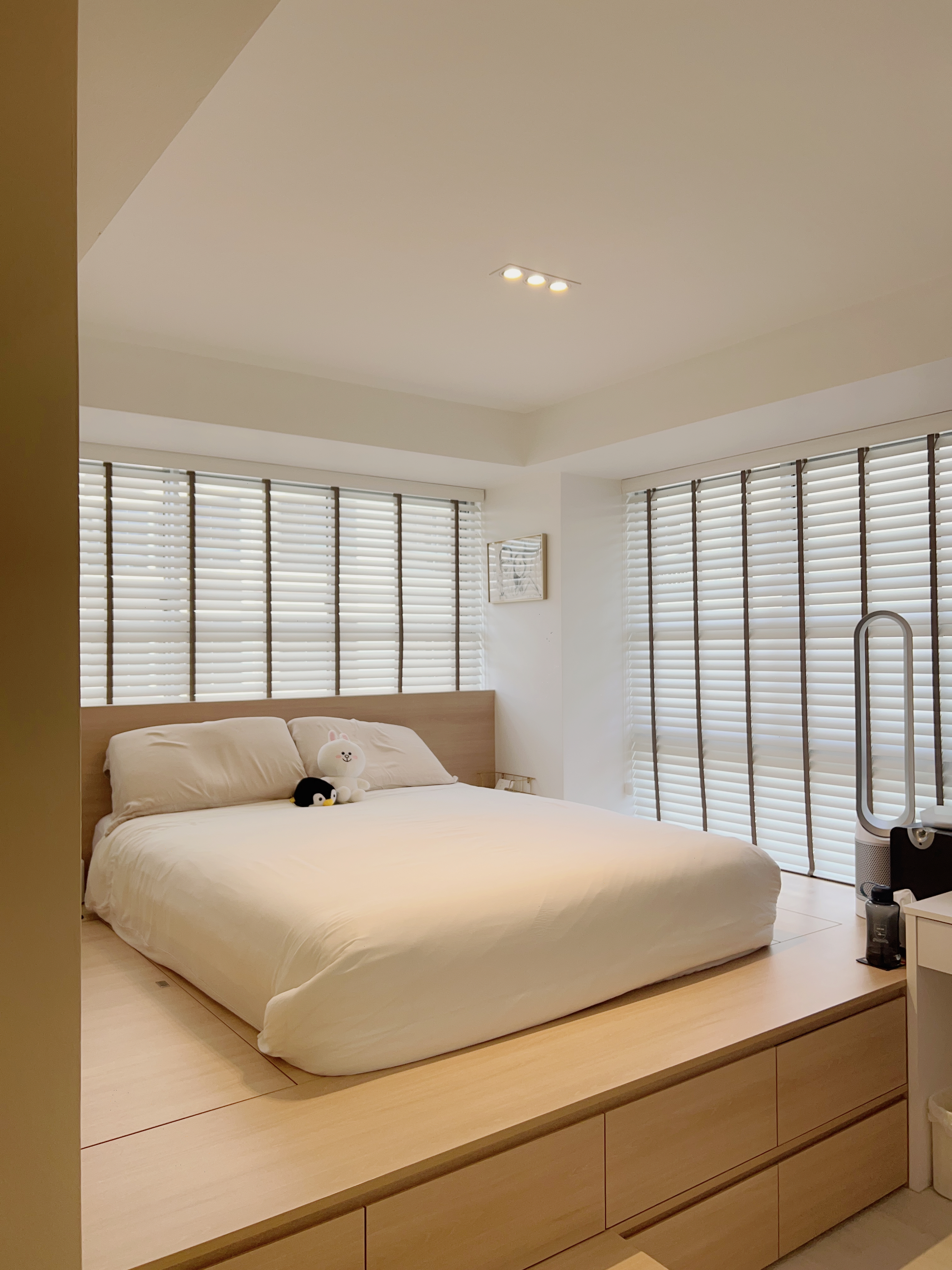 Maximising Bay Windows to Create A Cozy & Functional Master Bedroom - Modern minimalist bedroom, large bed with white