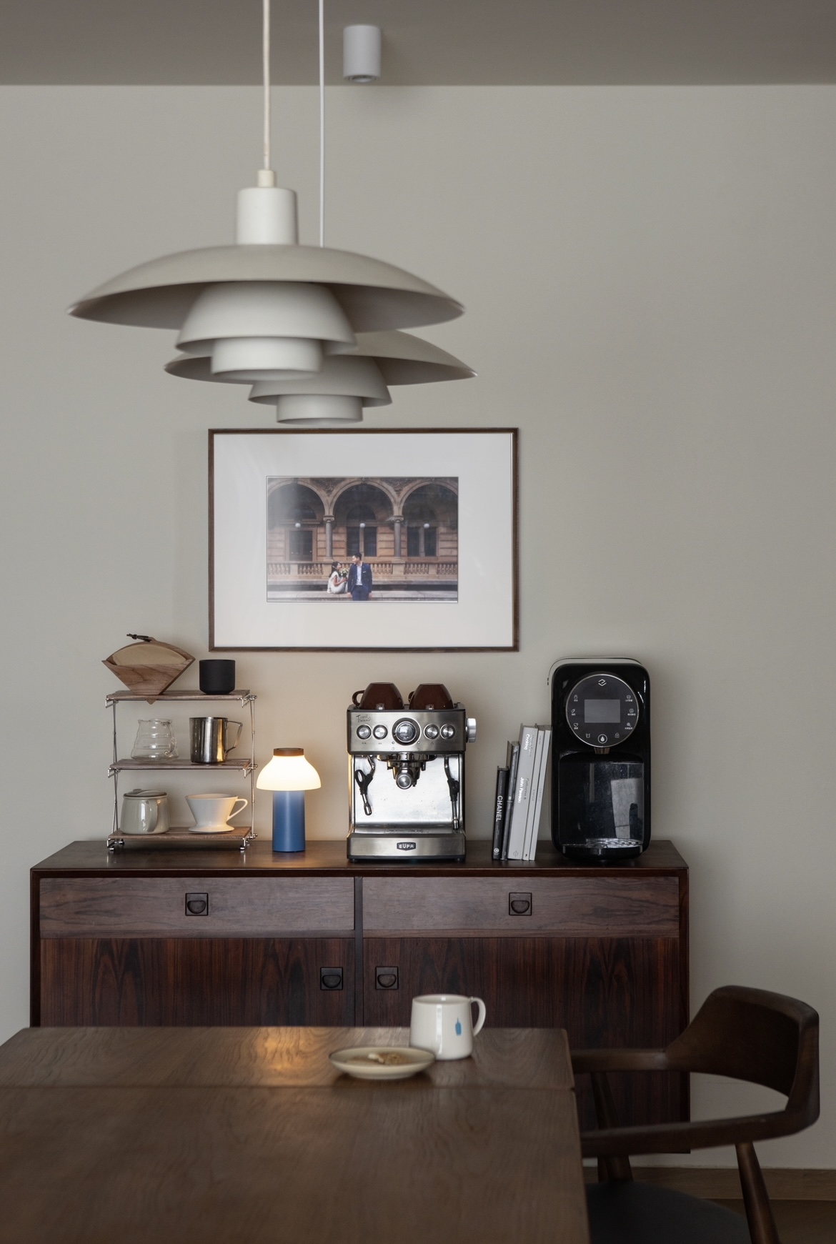 Mid Century Modern Dining Room - modern kitchen, minimalist decor, dining area, cozy atmosphere, wooden furniture, dining