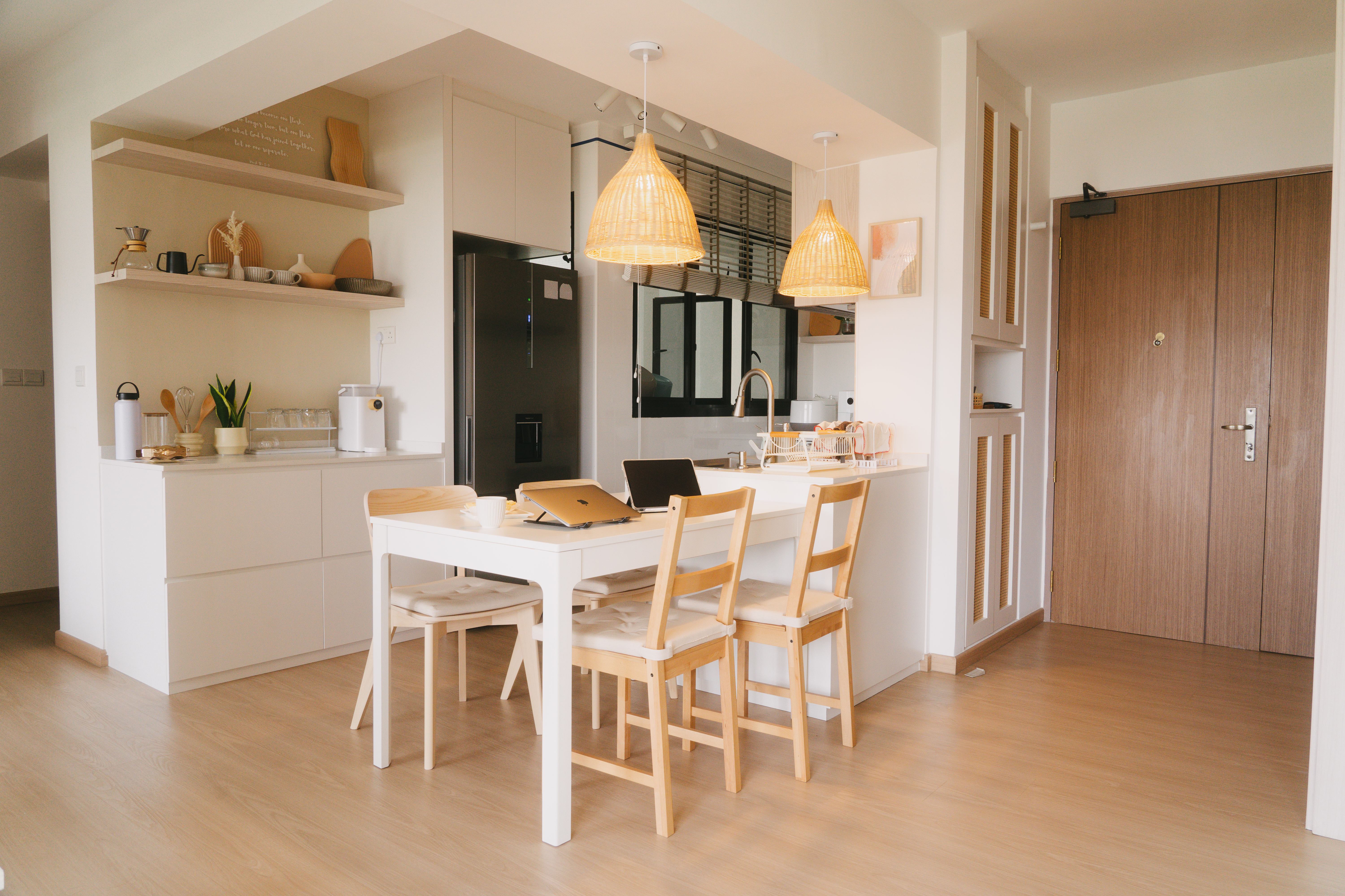 A-place-where-food-and-conversations-meet-–-Dining-area