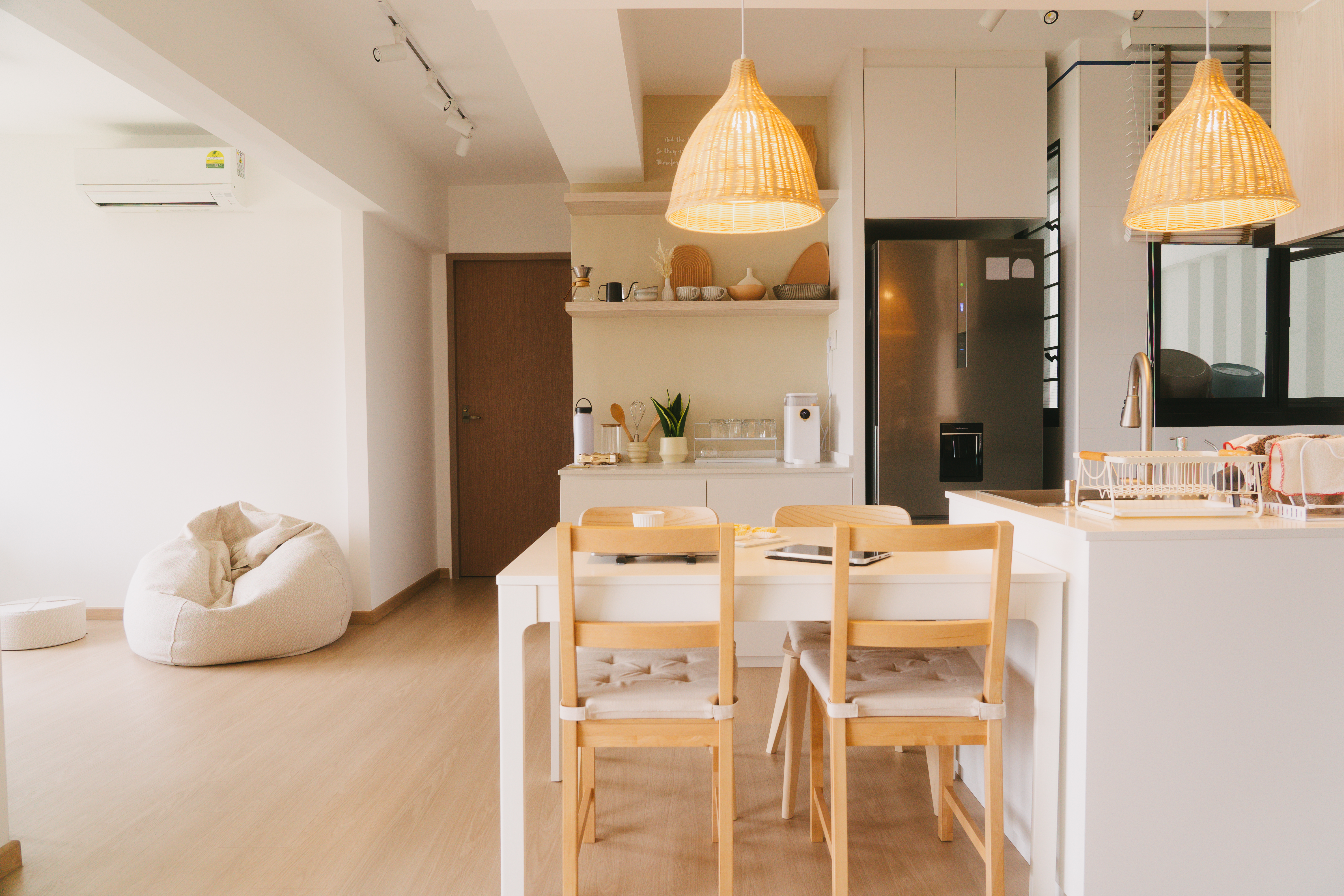 A place where food and conversations meet – Dining area - Modern kitchen with minimalist design, white color scheme, large
