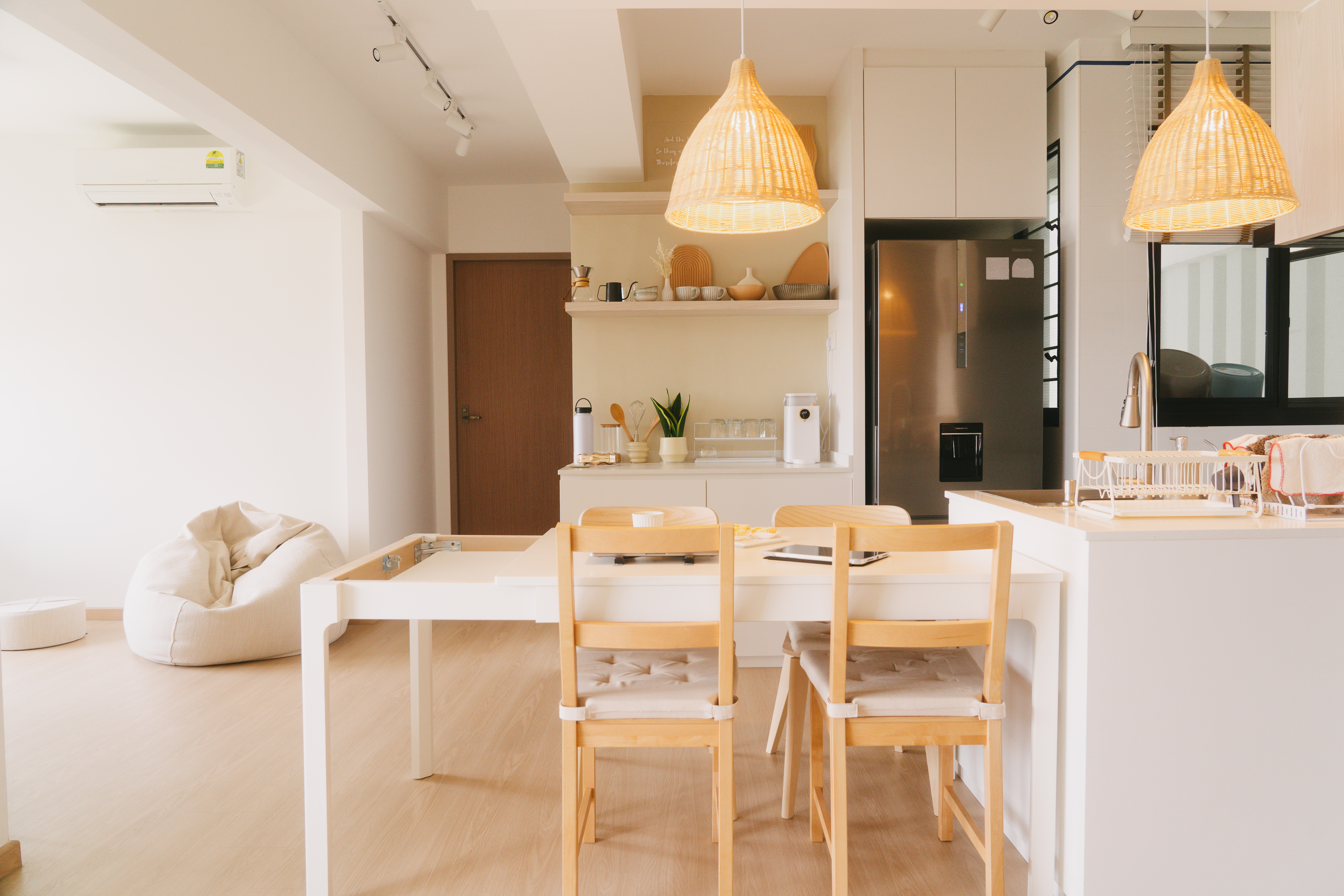 A place where food and conversations meet – Dining area - Modern kitchen with minimalist design, white color scheme, large
