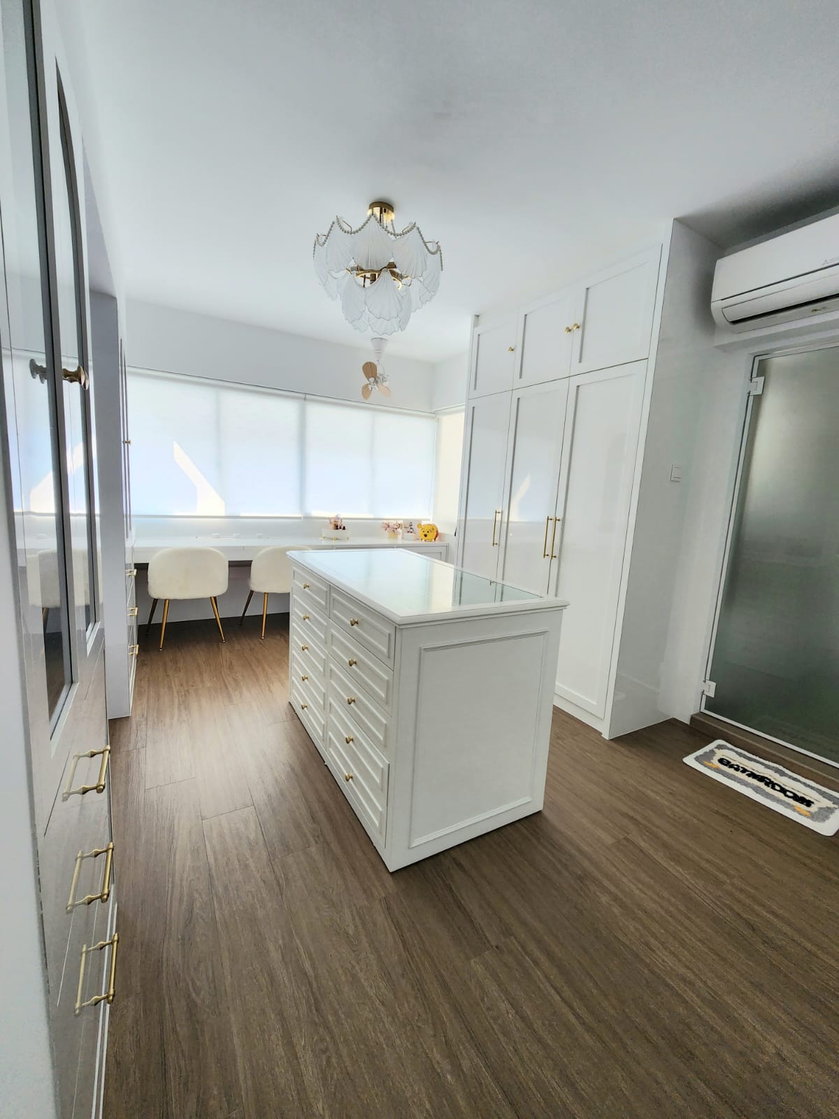 A-bedroom-with-walk-in-wardrobe-