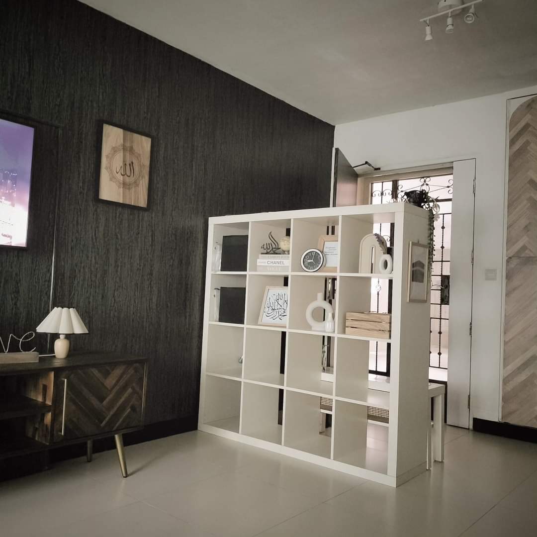 The DIY ENTRANCE - Modern minimalist living room, contemporary decor, sleek furniture, white shelving unit, dark textured