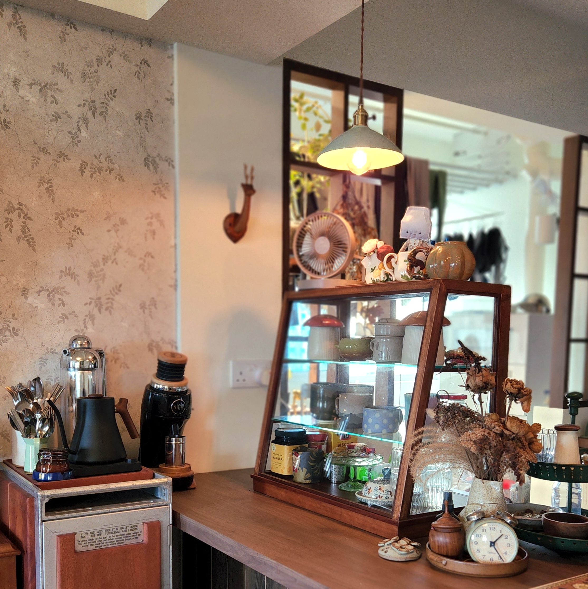 Tea time! An alt. multifunctional dining space in a zakka cottage home - vintage coffee shop interior, rustic decor, vintage
