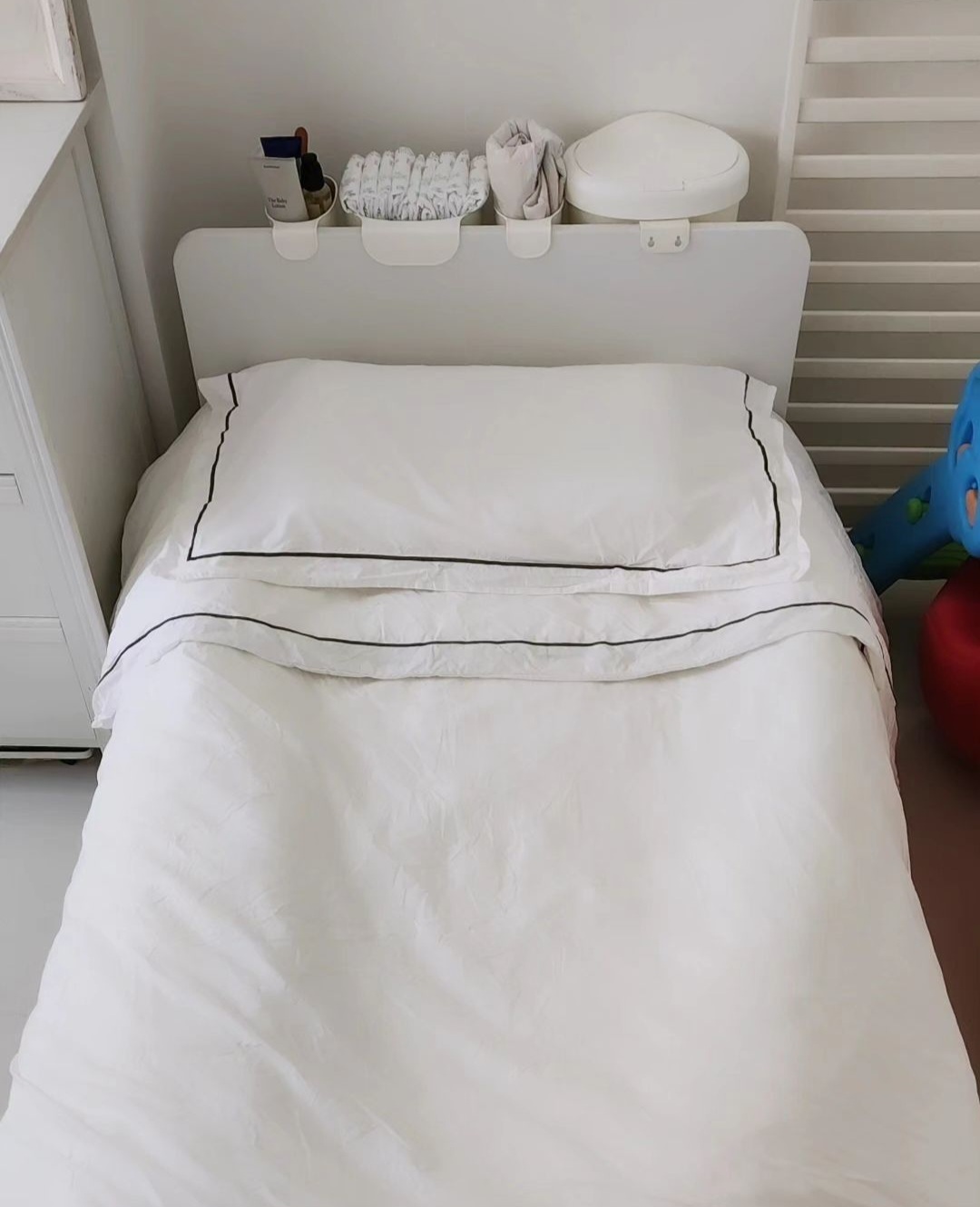 The-minimalist-kids-room-&-master-bedroom