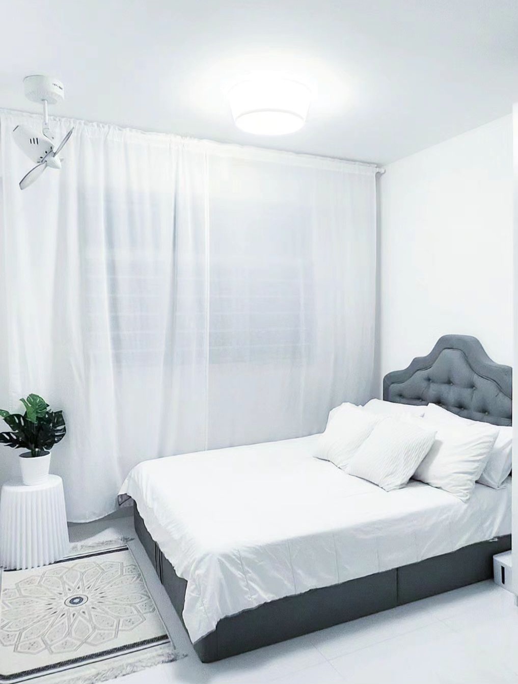 The minimalist kids room & master bedroom - White bedroom, modern design, minimalist decor, large bed, white comforter, white
