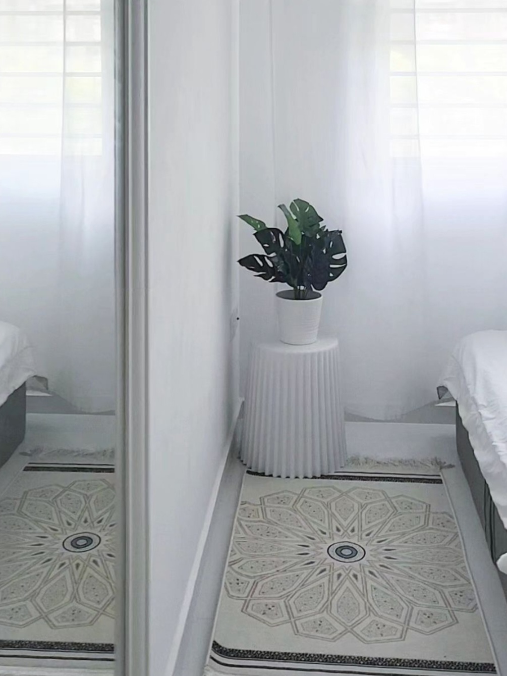 The minimalist kids room & master bedroom - White room, minimalist design, sheer curtains, indoor plants, geometric patterned