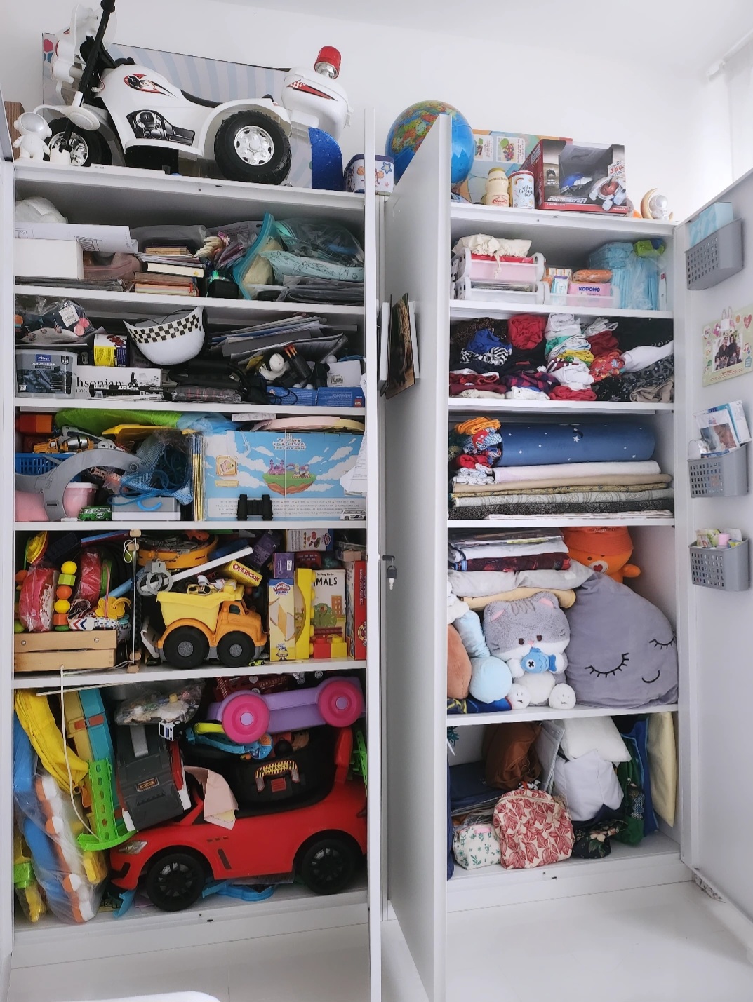 The minimalist kids room & master bedroom - Children's playroom, organized storage, toy-filled shelves, colorful toys