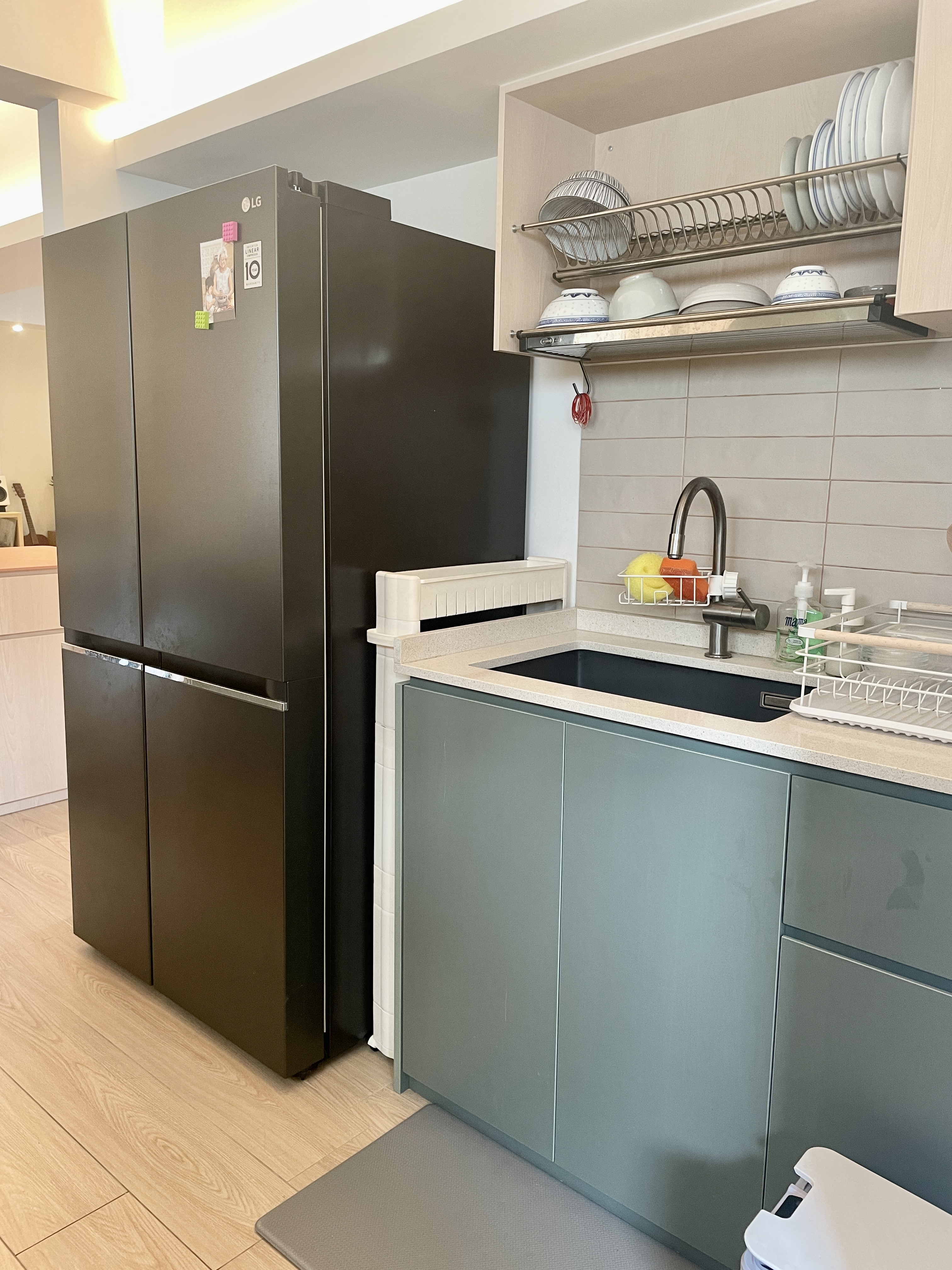 -An-Open-Plan-Kitchen-With-A-Secret-"Mama-Shop"-