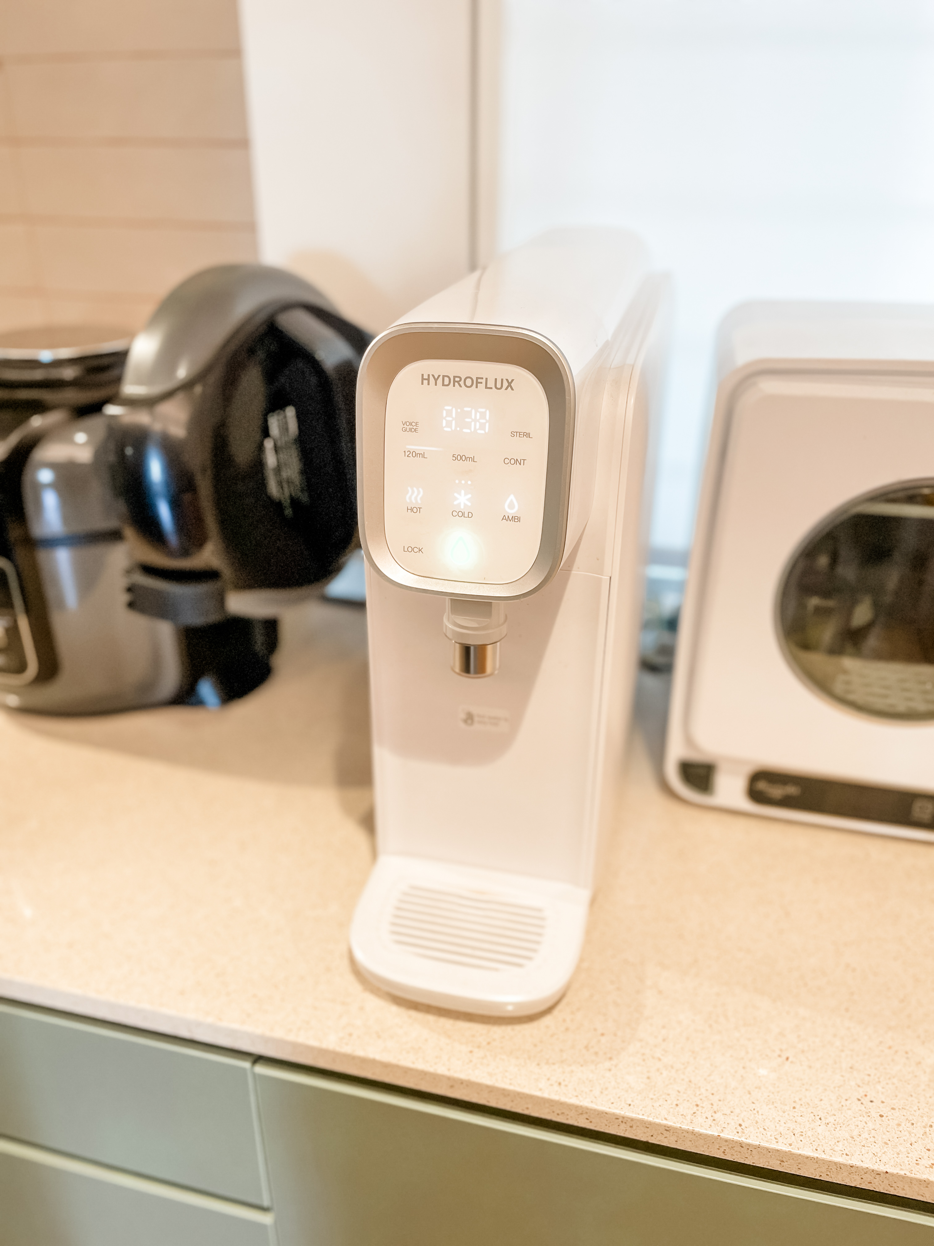 An Open-Plan Kitchen With A Secret "Mama Shop"  - Hydrofluoride machine, countertop display, 8:38 timer, voice guide, 120ml