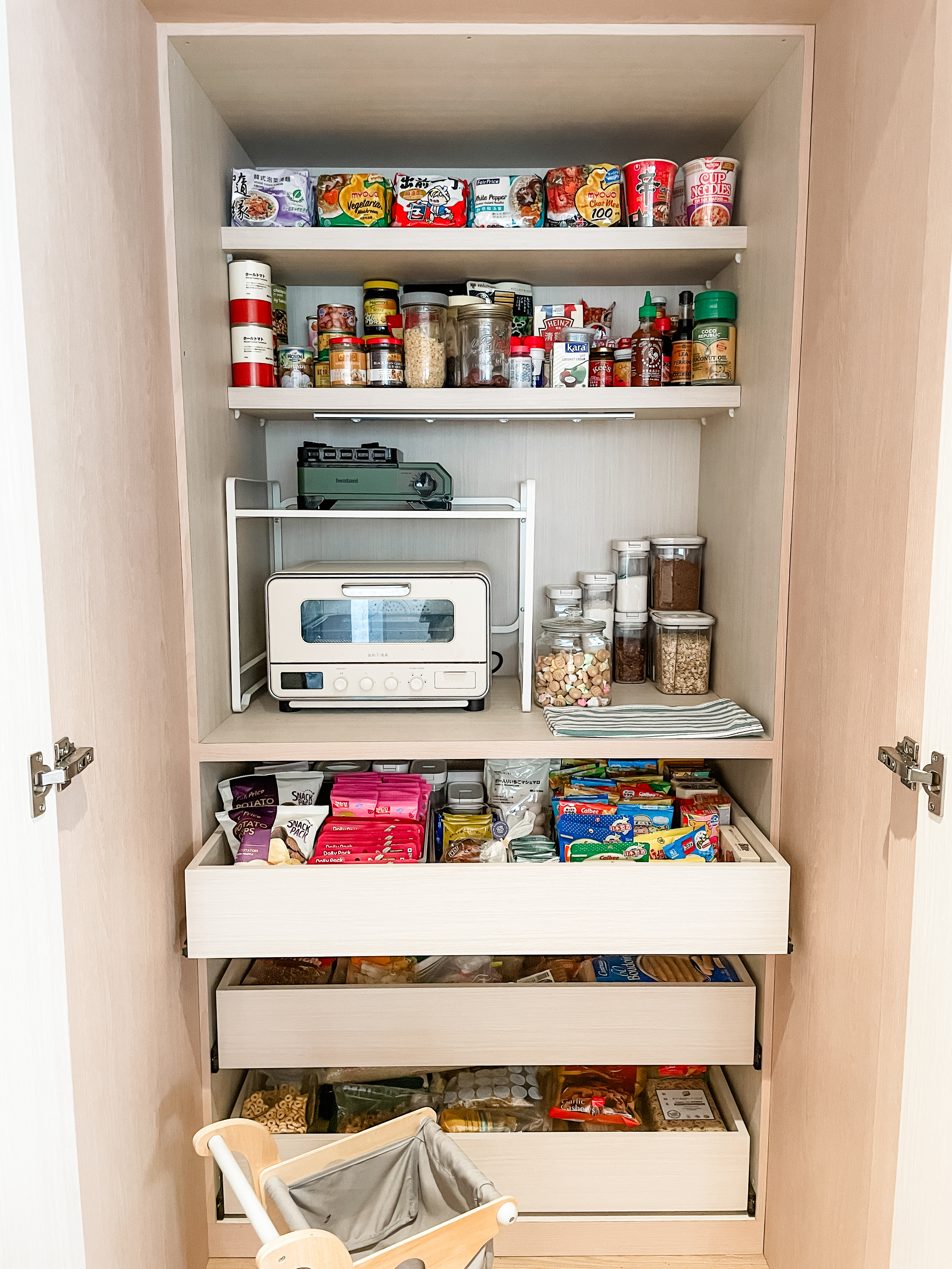 -An-Open-Plan-Kitchen-With-A-Secret-"Mama-Shop"-