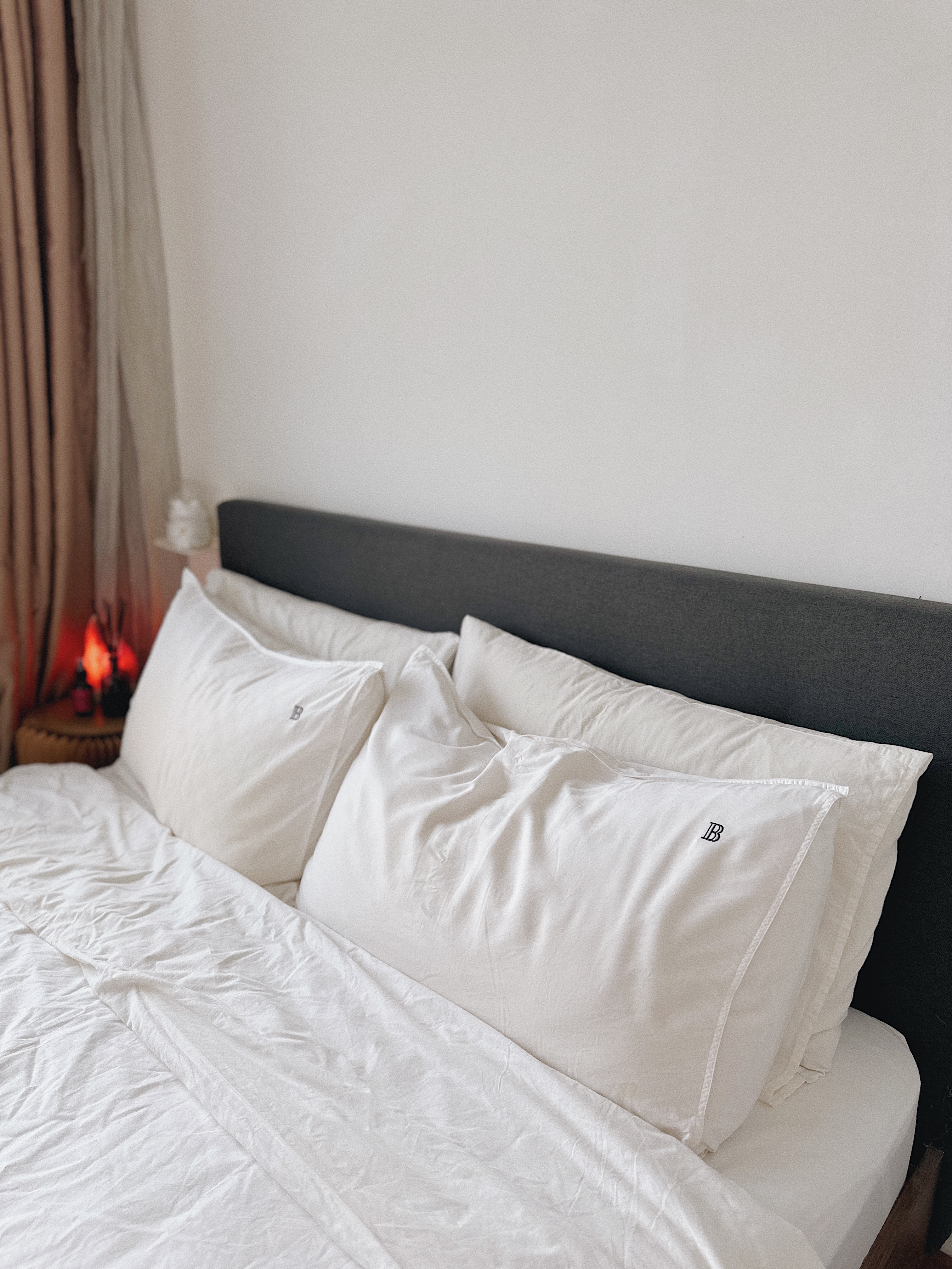 Calm & Cosy: Our Sleep Hacks for a Restful Night - White bedding, minimalist design, soft lighting, cozy atmosphere, modern