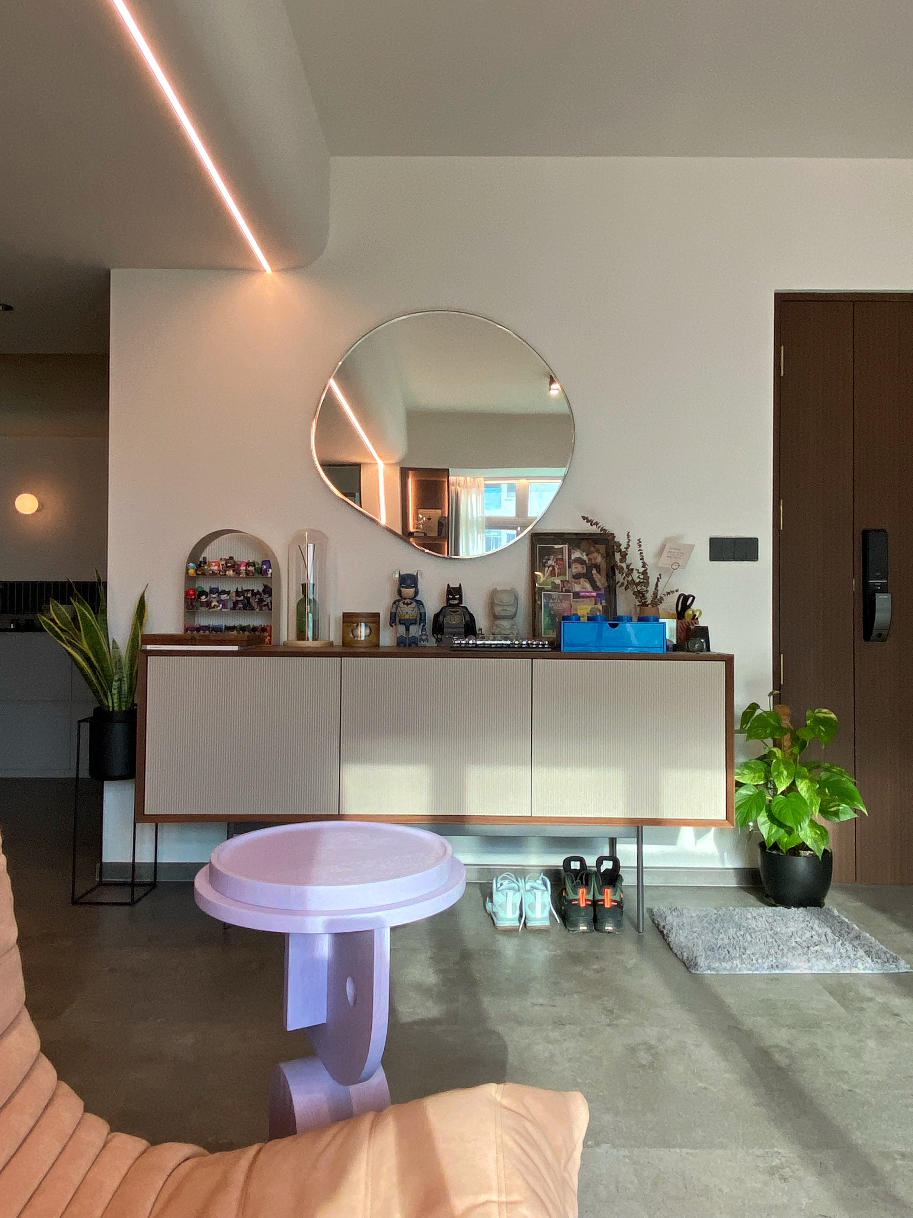 Green spice and everything nice - Modern minimalist living room, sleek vanity, round mirror, contemporary decor, indoor