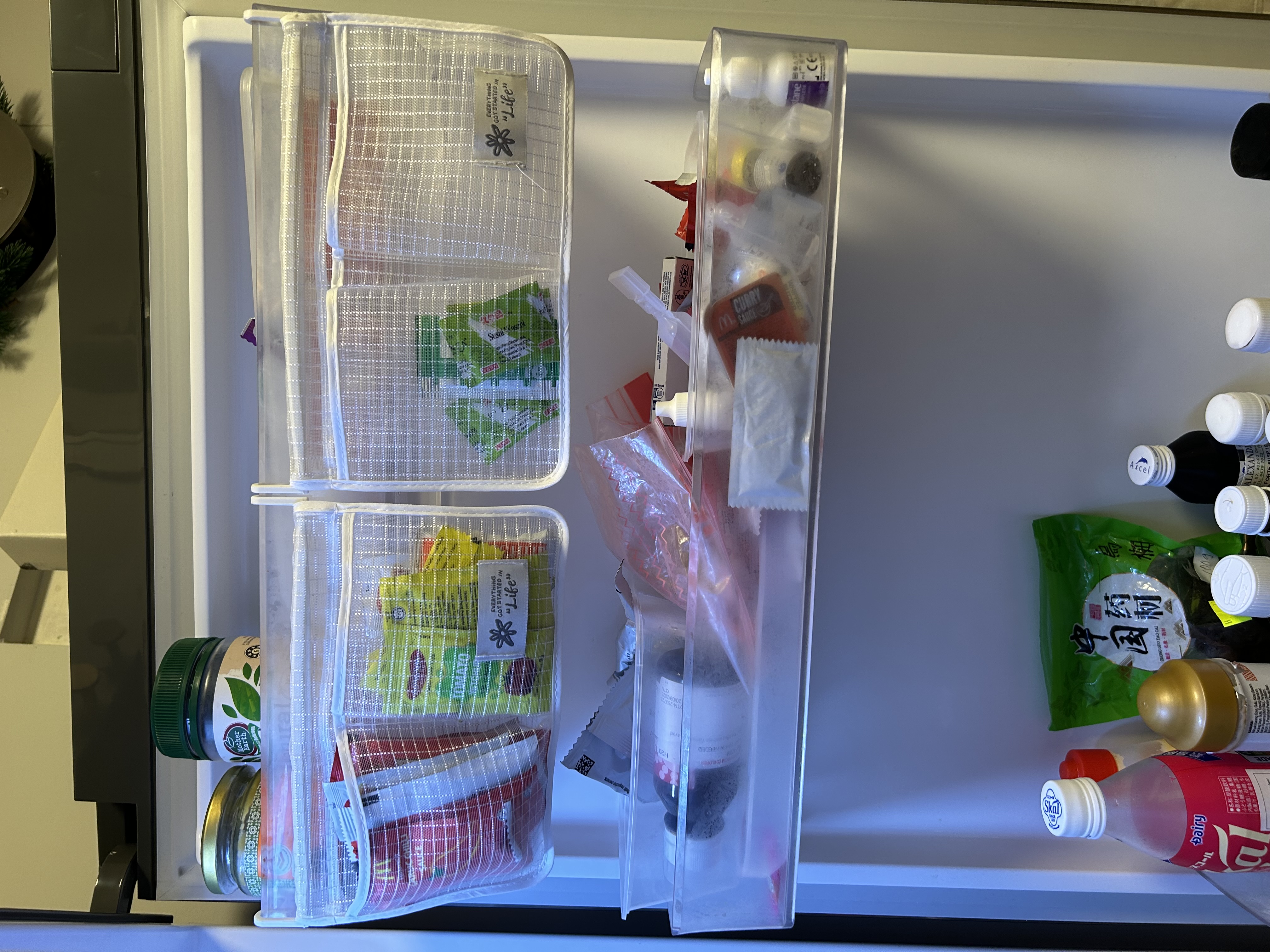 Our small farmhouse kitchen - possibilities of a small kitchen space - Organized travel bag, transparent compartments, neatly