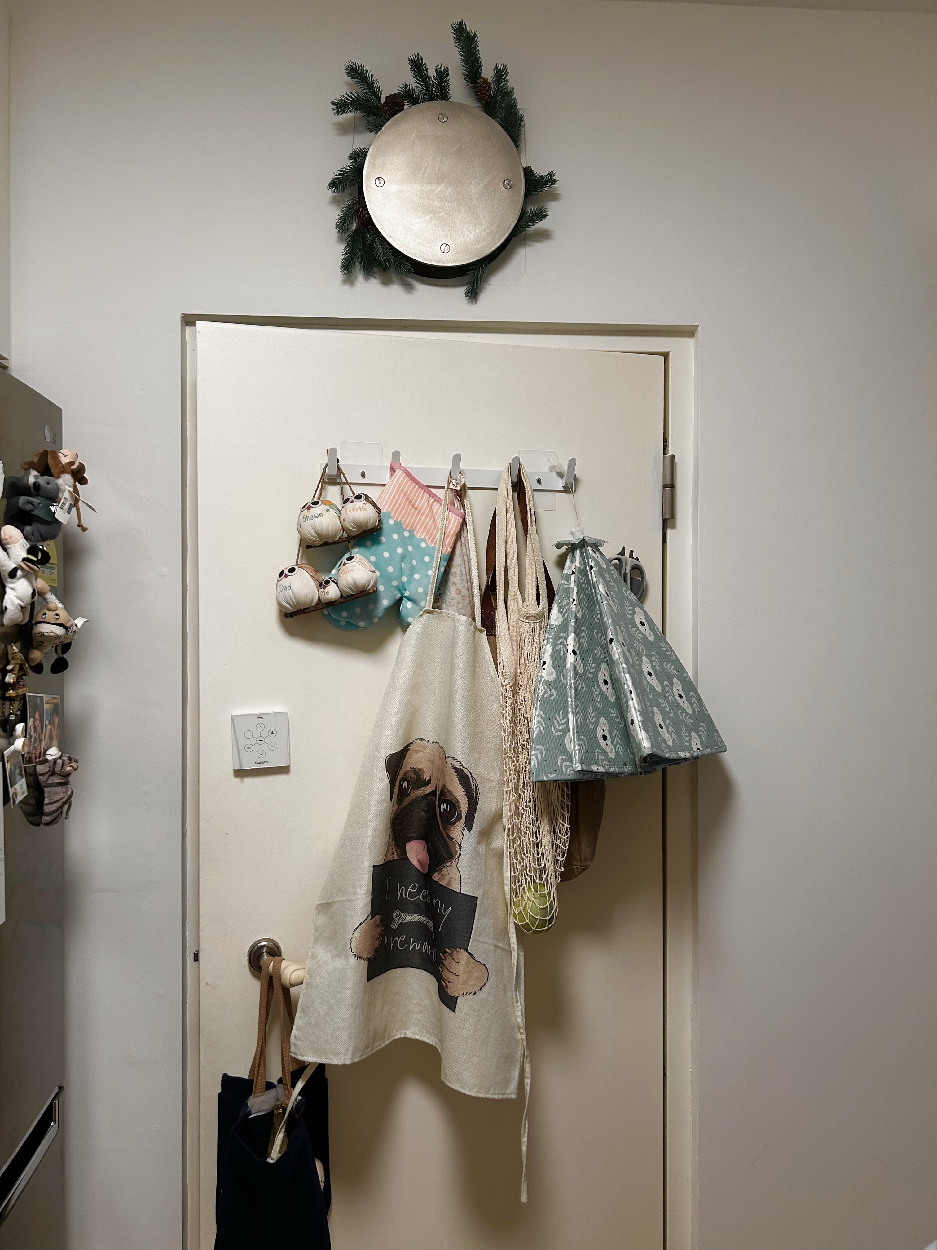Our small farmhouse kitchen - possibilities of a small kitchen space - Wall-mounted laundry basket, festive garland, potted