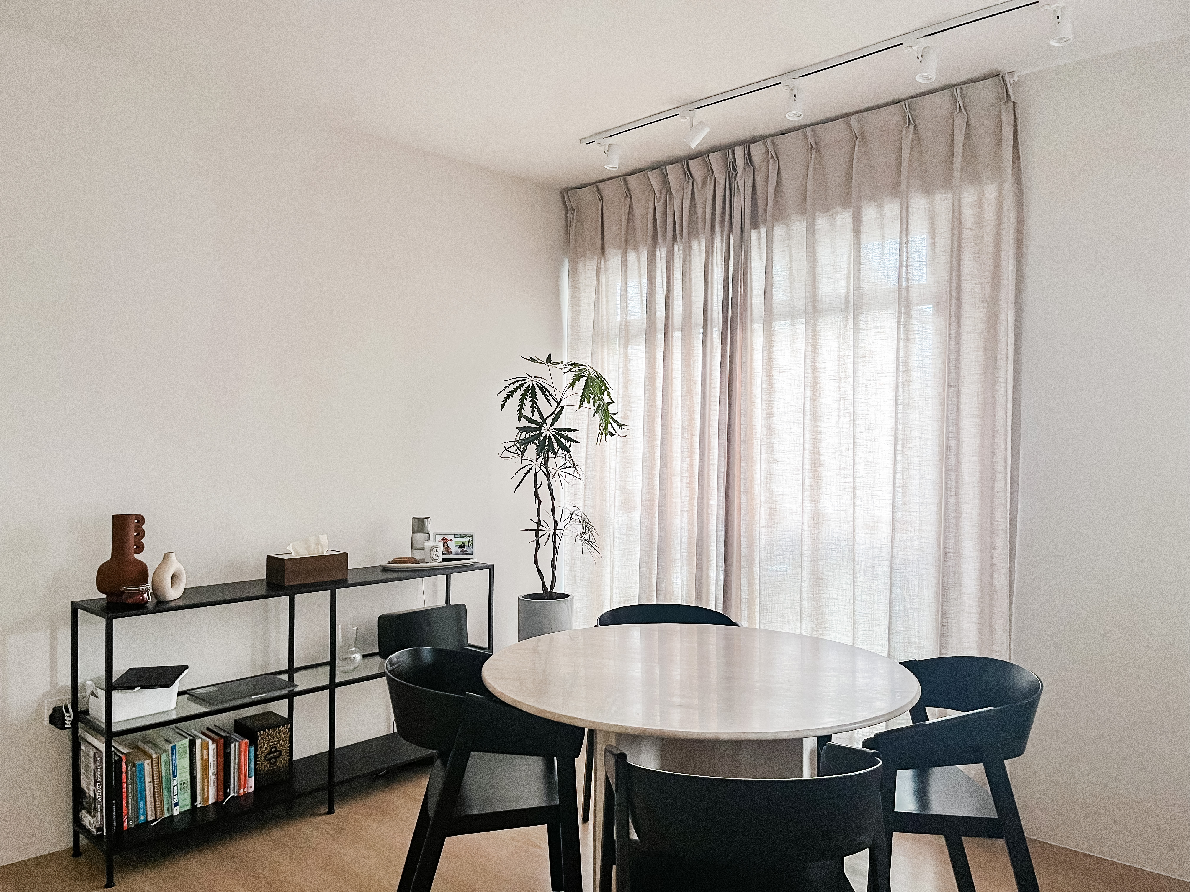 A dining room perfect for quiet mornings ☕️