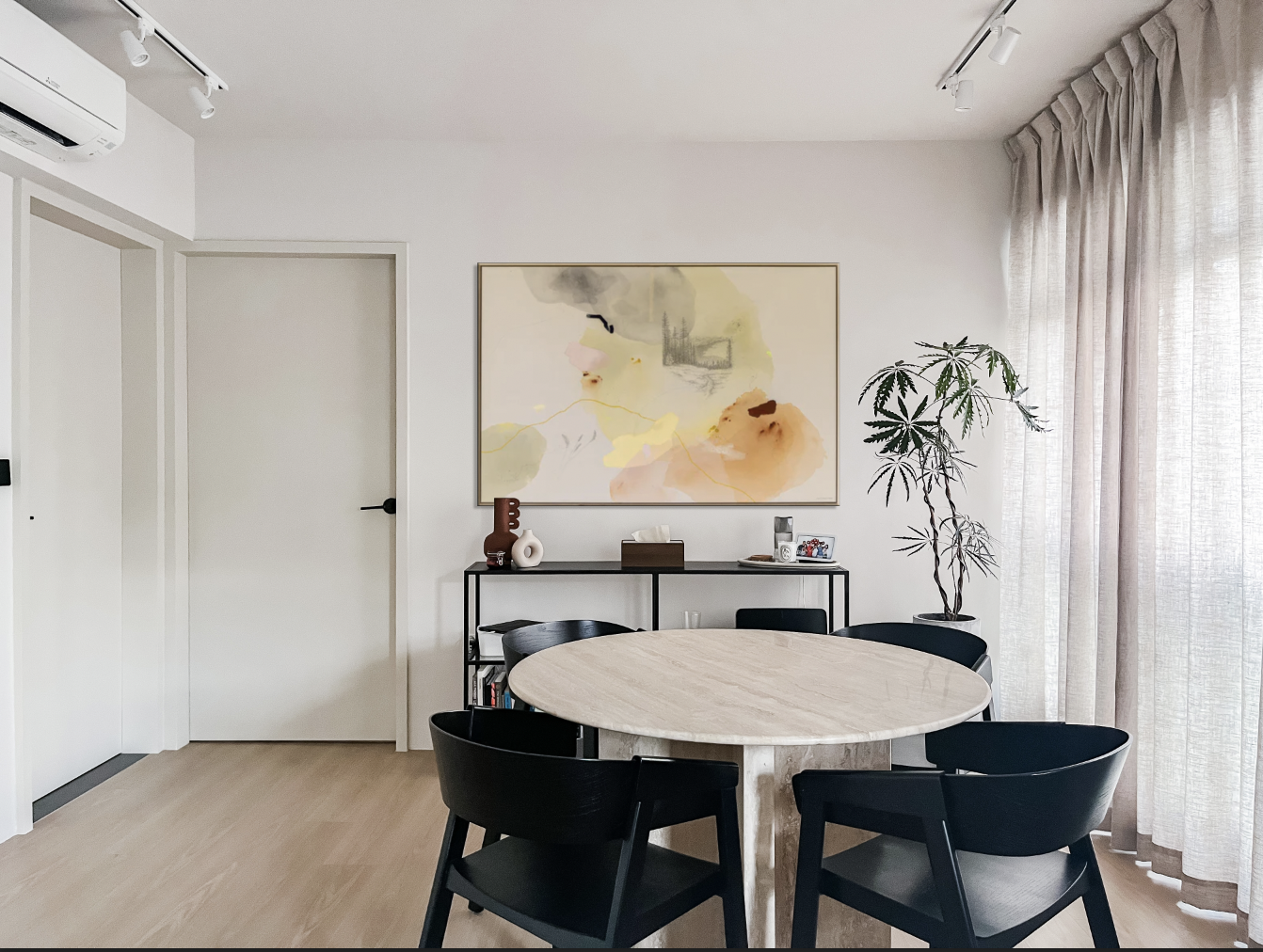 A dining room perfect for quiet mornings ☕️