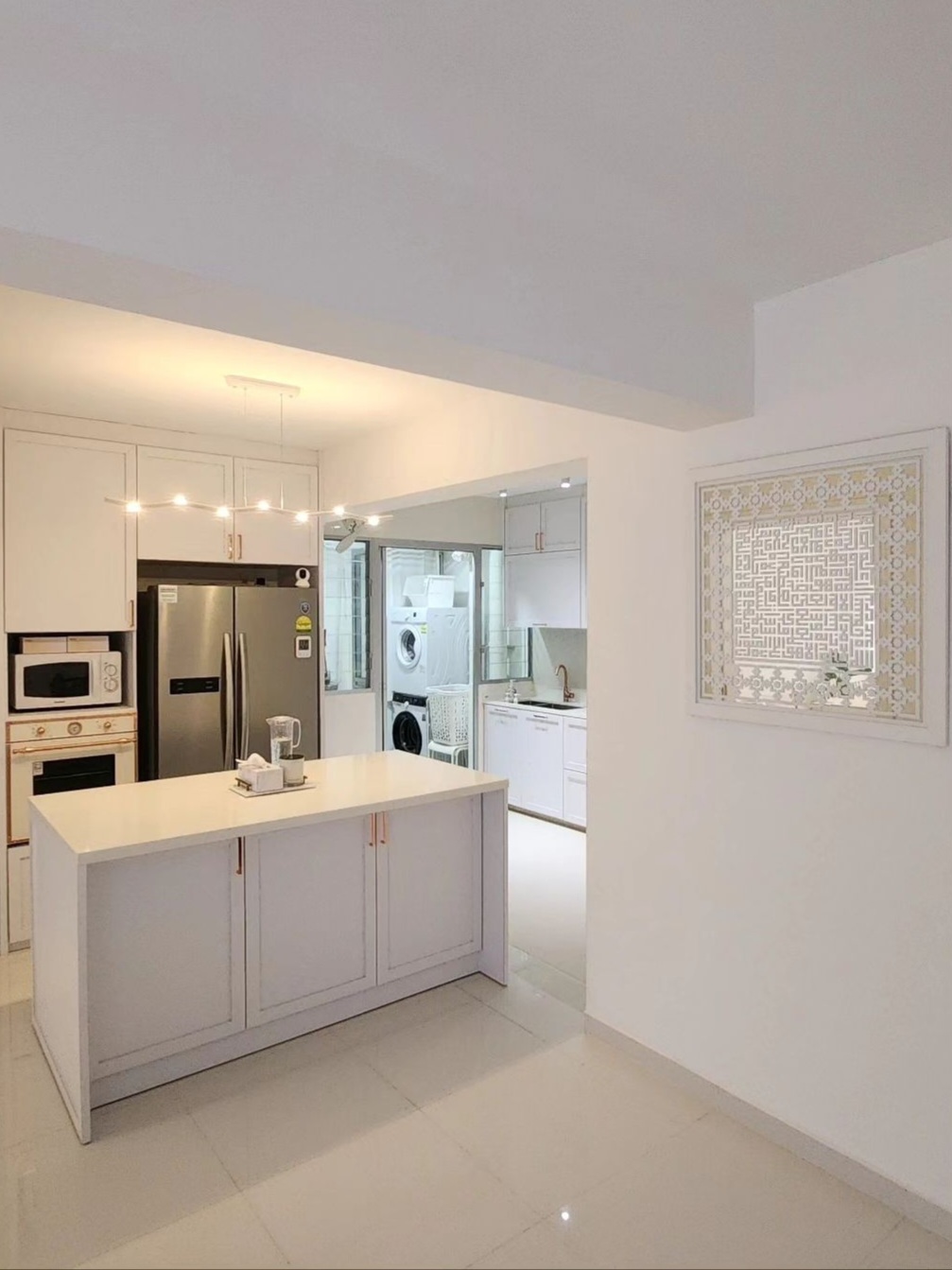 Movable kitchen island shapes the kitchen