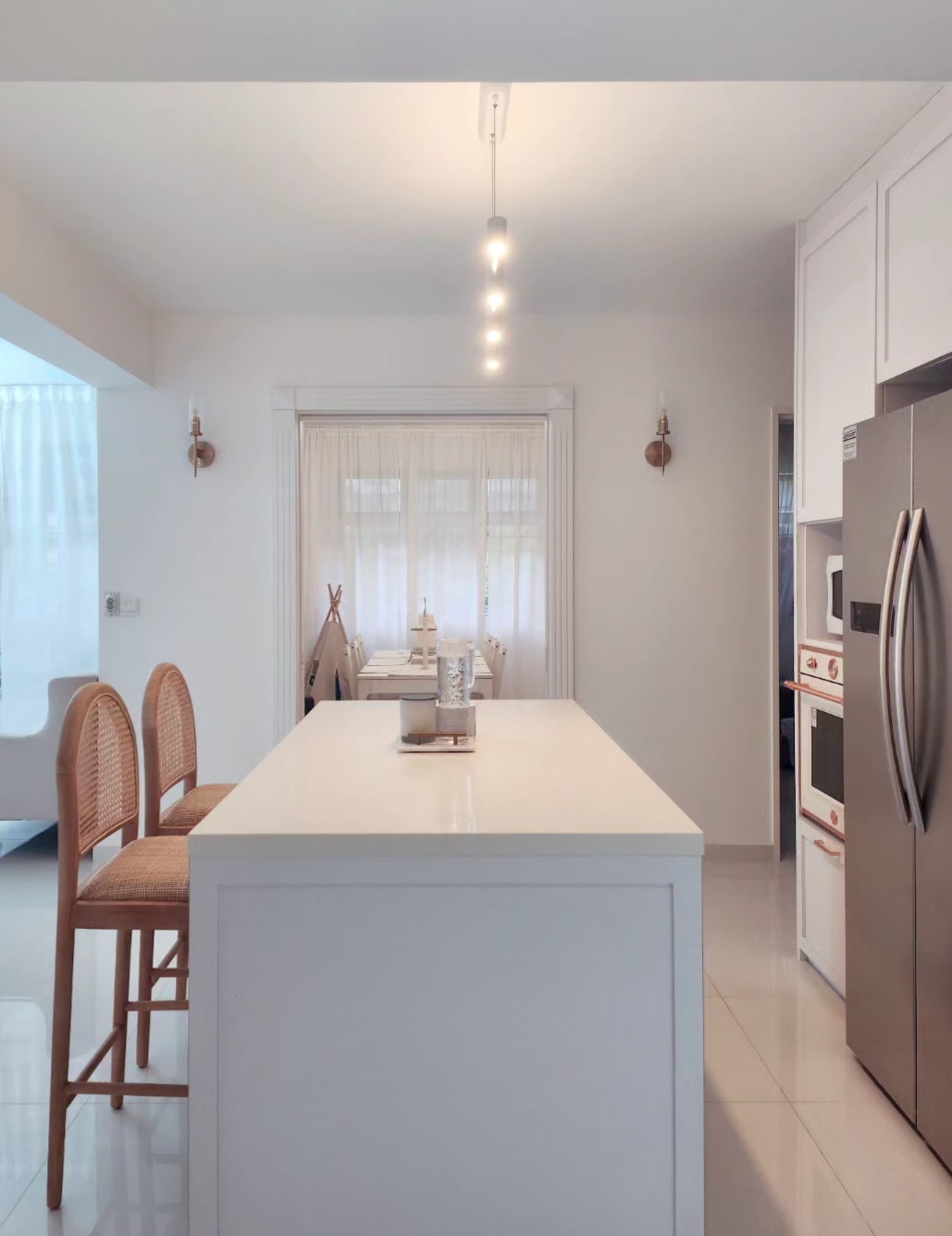 Movable kitchen island shapes the kitchen
