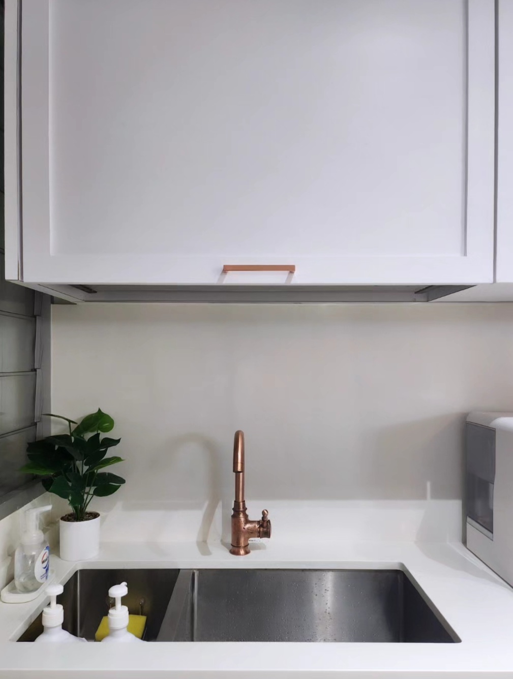 Movable kitchen island shapes the kitchen