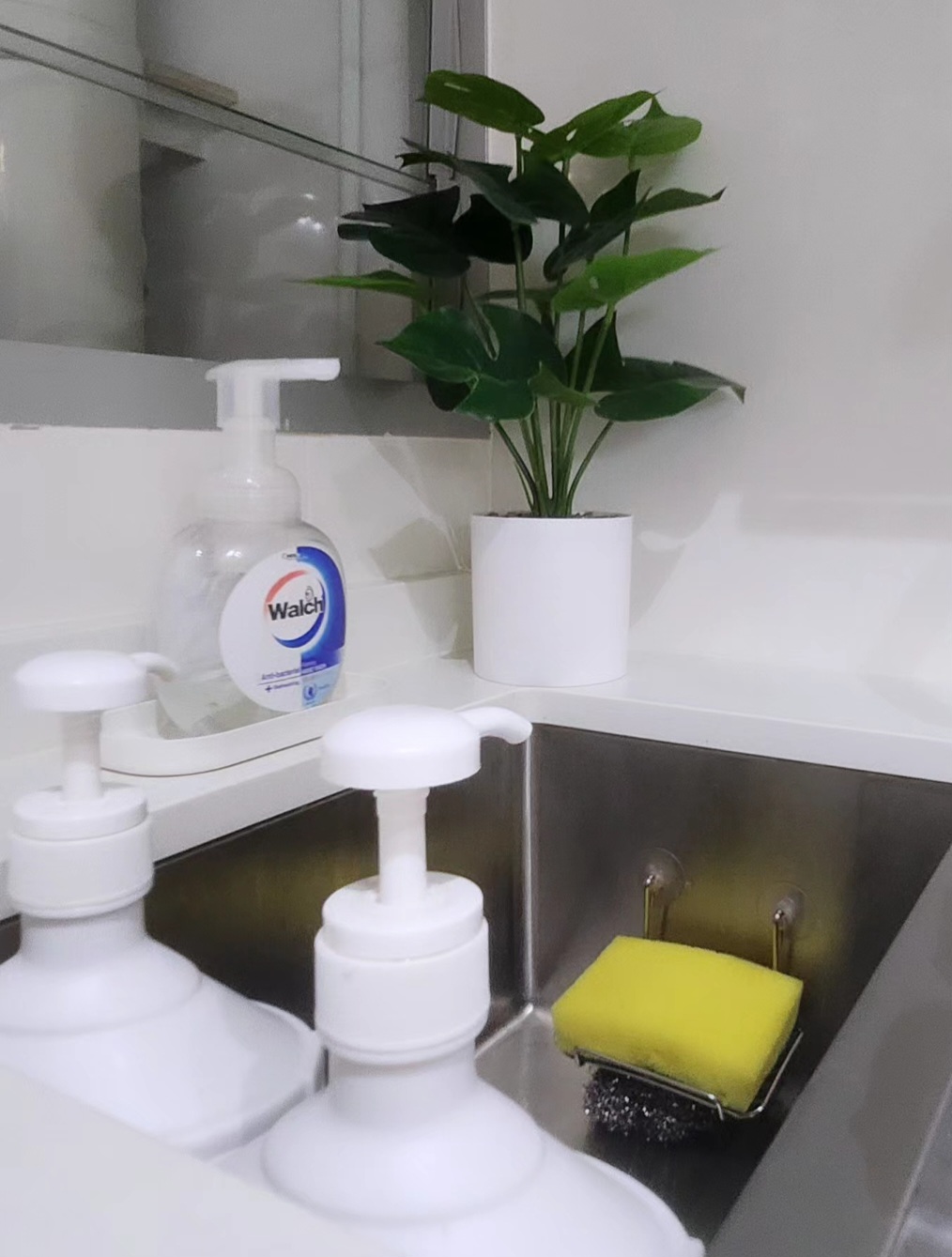 Movable kitchen island shapes the kitchen