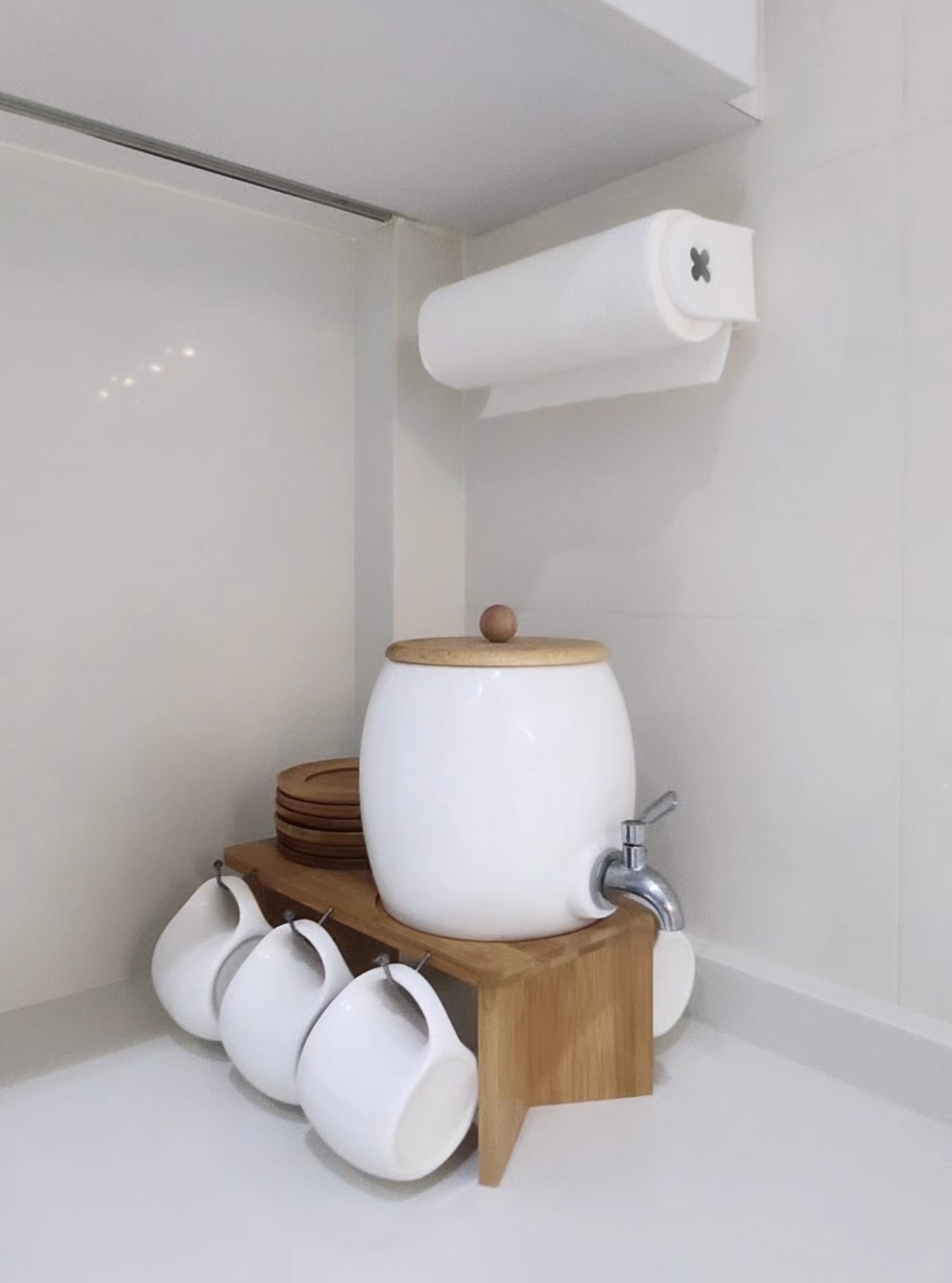 Movable kitchen island shapes the kitchen