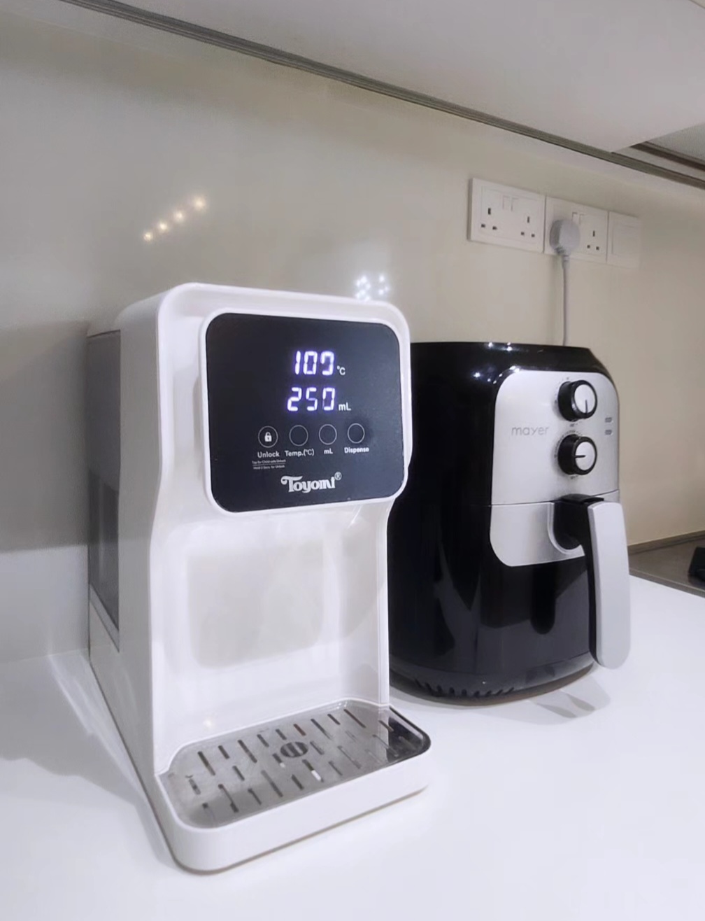 Movable kitchen island shapes the kitchen - Sleek, modern kitchen appliance with digital display, Dual temperature control