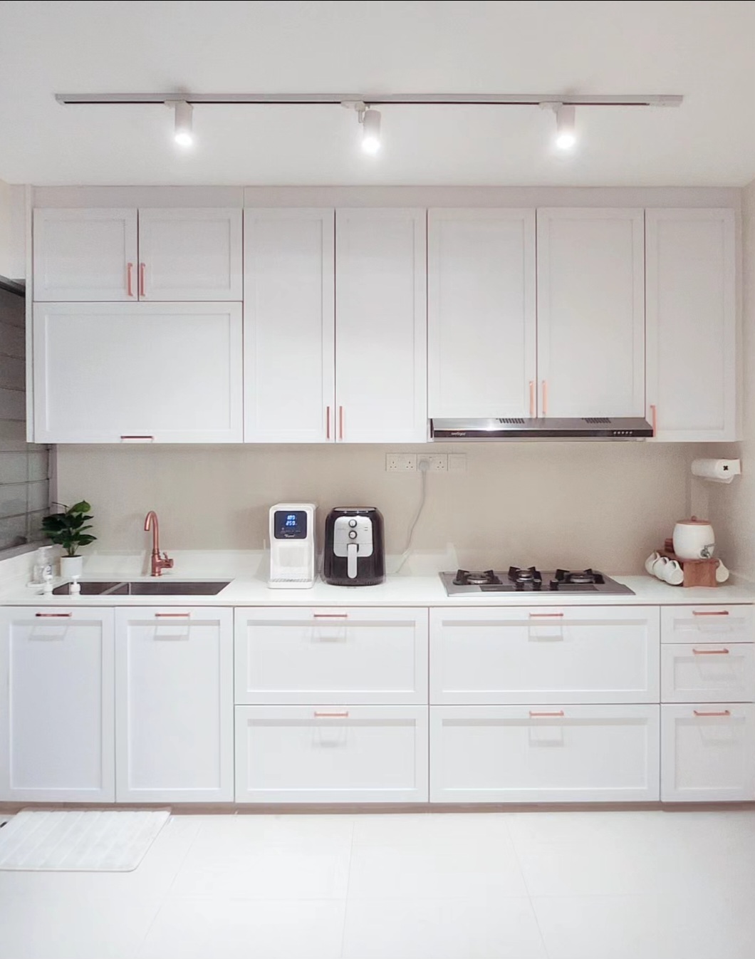 Movable kitchen island shapes the kitchen - White kitchen cabinetry, modern appliances, stainless steel sink, white