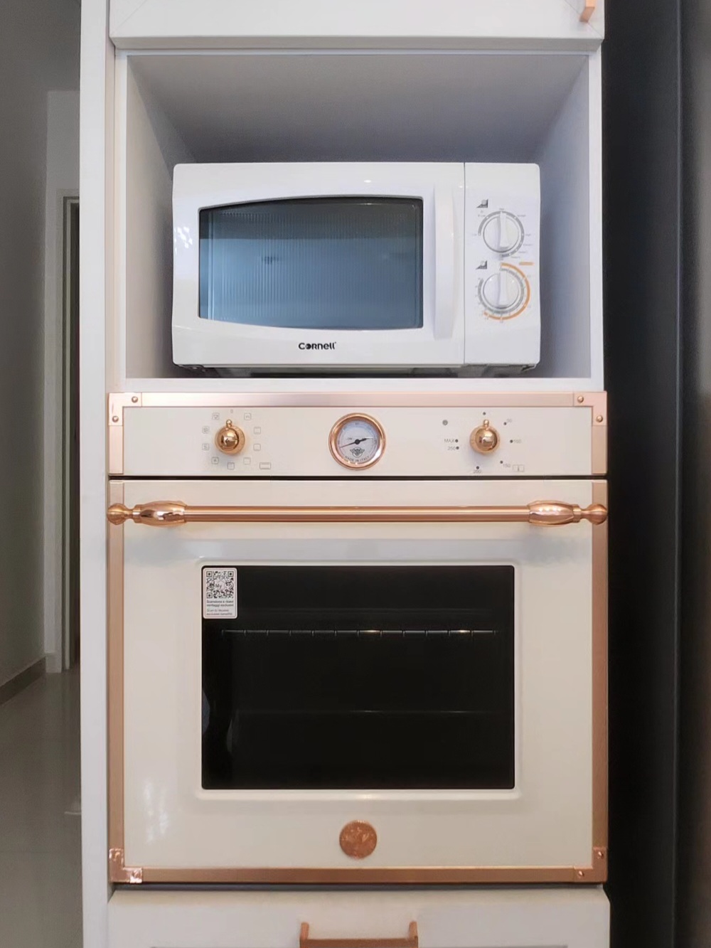 Movable kitchen island shapes the kitchen